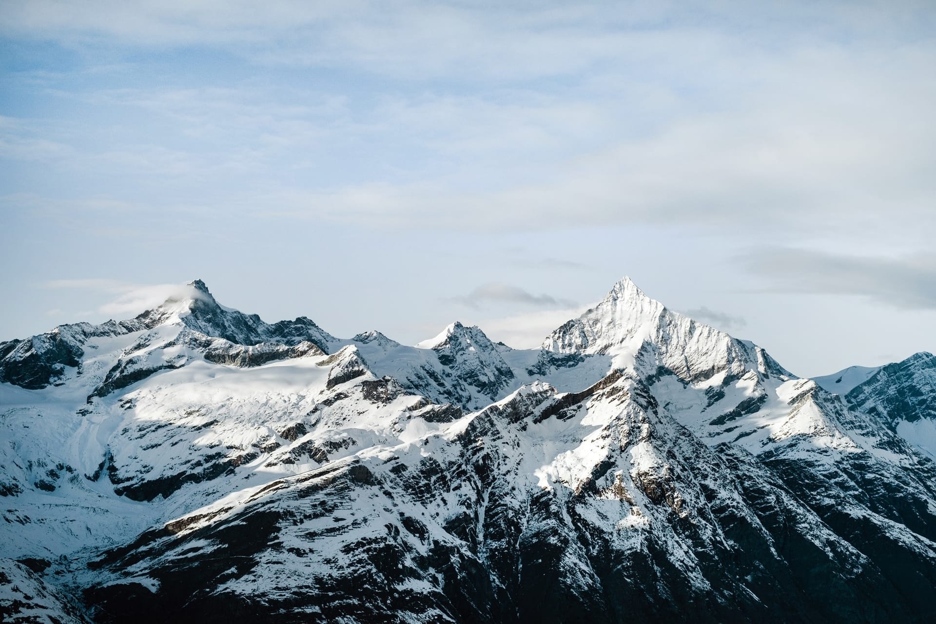 Crinale di montagna rocciosa con cime coperte di neve