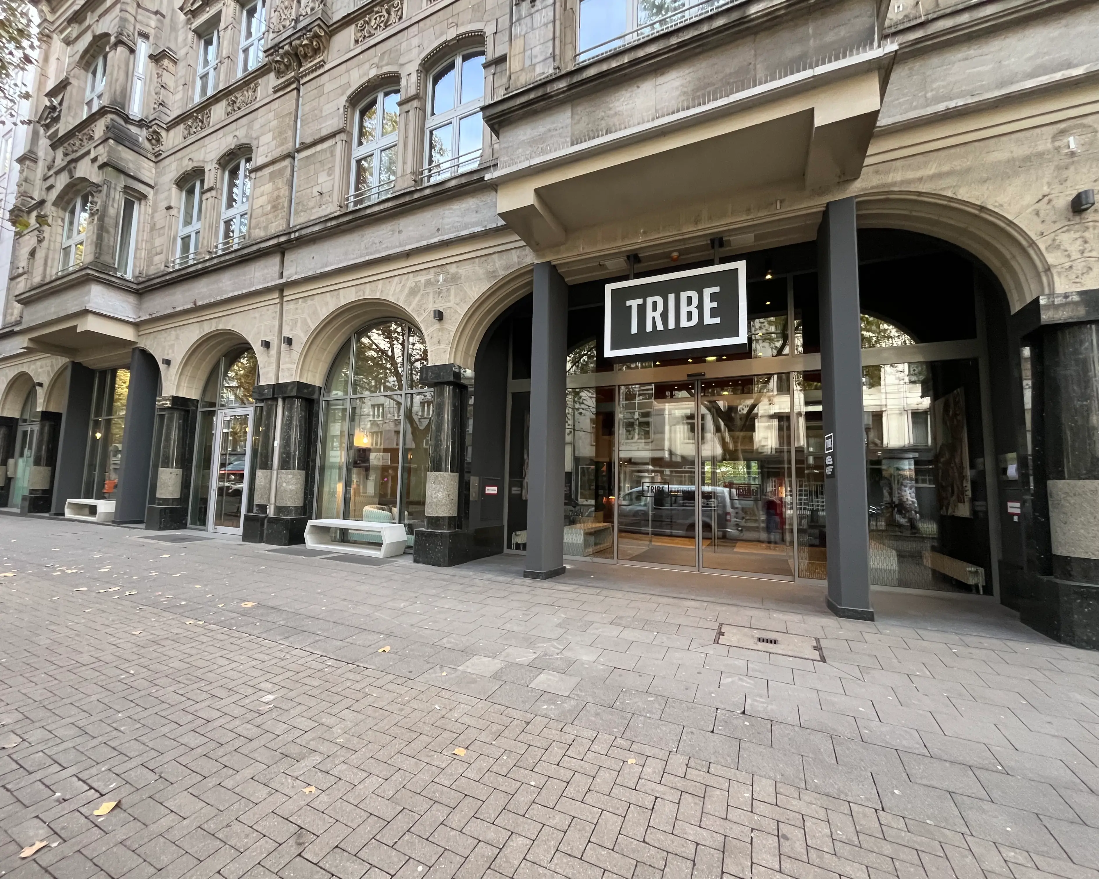 Betonbank Diamant: Elegantes Highlight am Tribe Hotel Düsseldorf