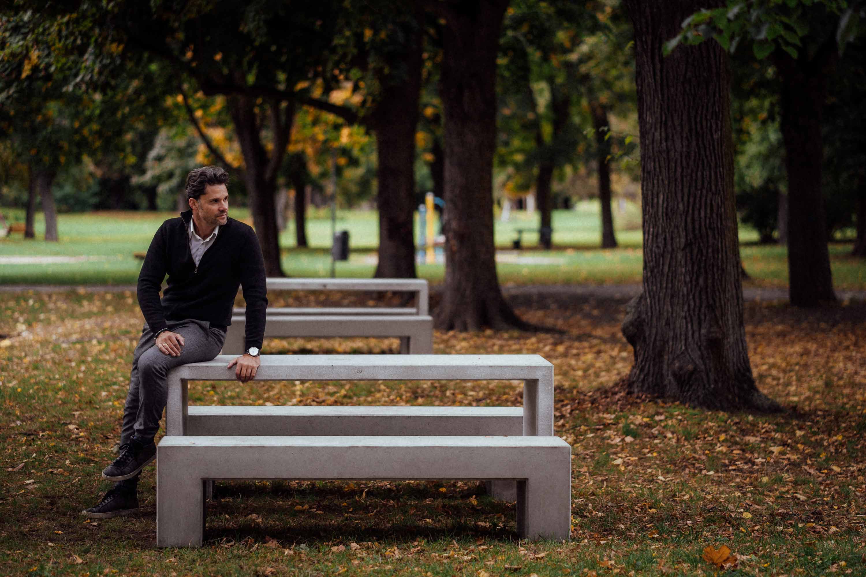 Parkbank Angulus Sedes Pontis mit Betontisch Angulus Tabula als Stadtmöbel - CO33 Betonmöbel Betonbänke und Betontische in Kombination  im Stadtpark -  CO33 Betonmöbel