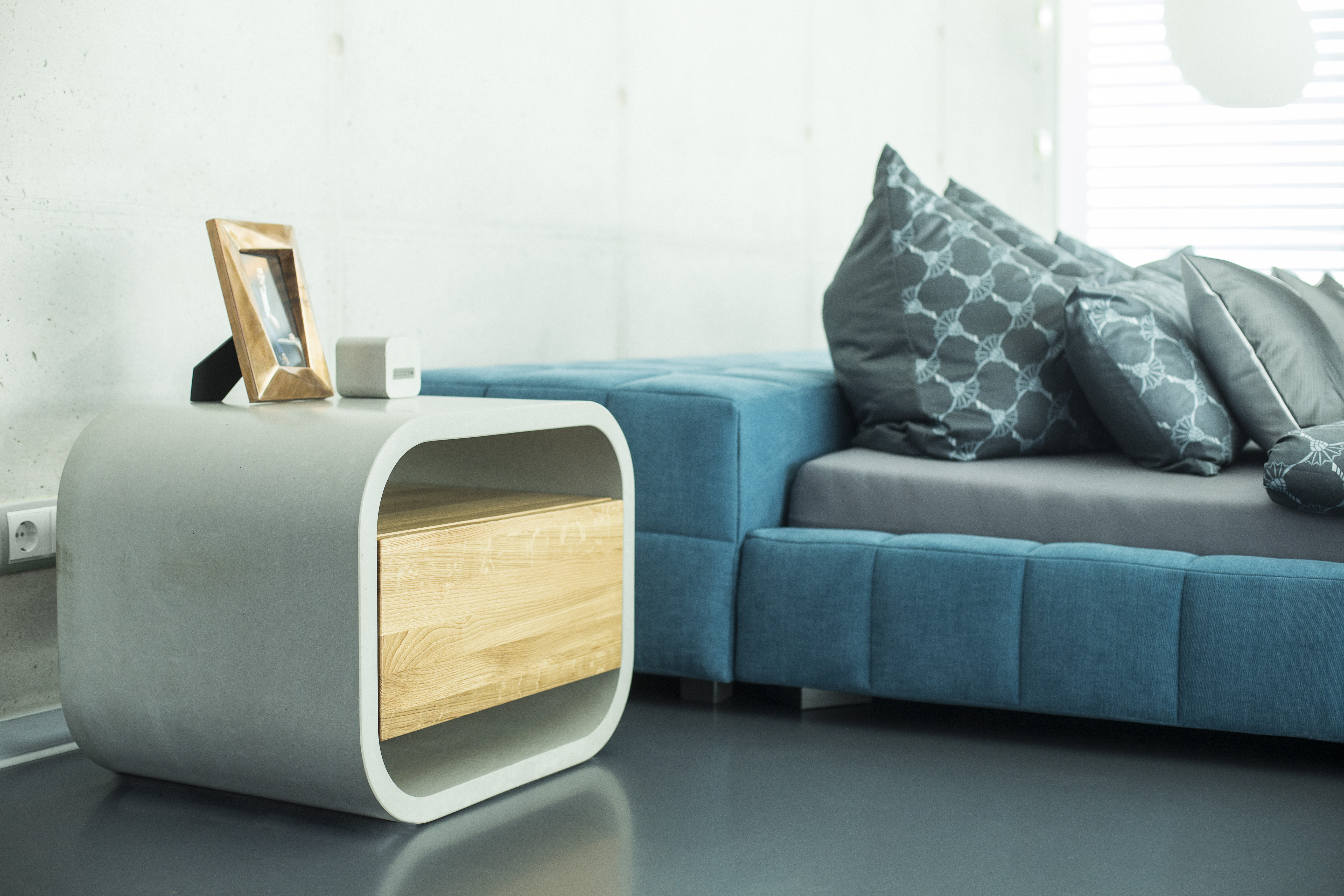 Design Betonmöbel Nachttisch aus Beton und Eiche Vollholz mit Schublade