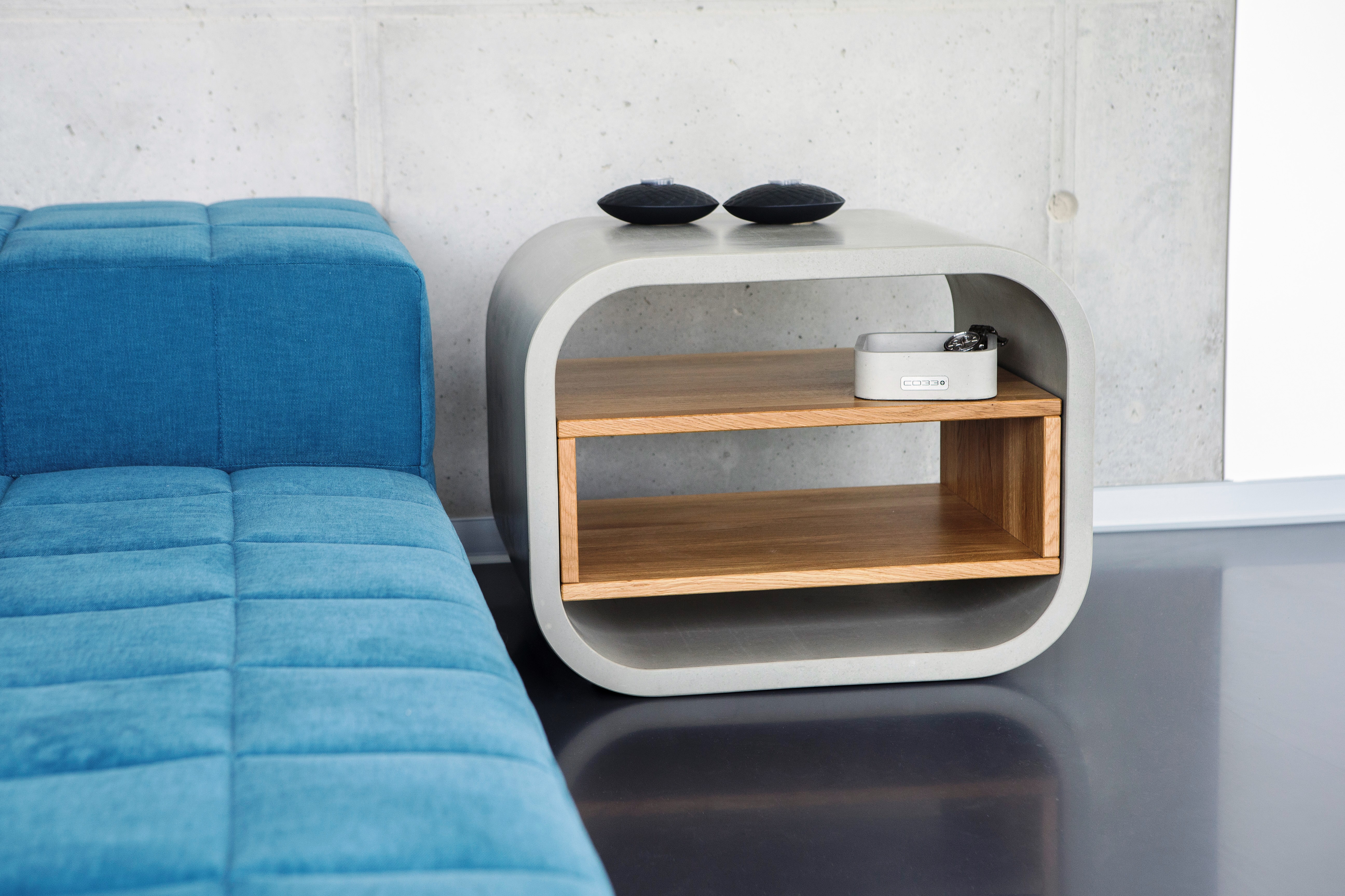 Designer-nachttisch-aus-beton-mit-holz Puristischer Nachtschrank aus Beton mit eingesetztem Holzregal aus Eiche
