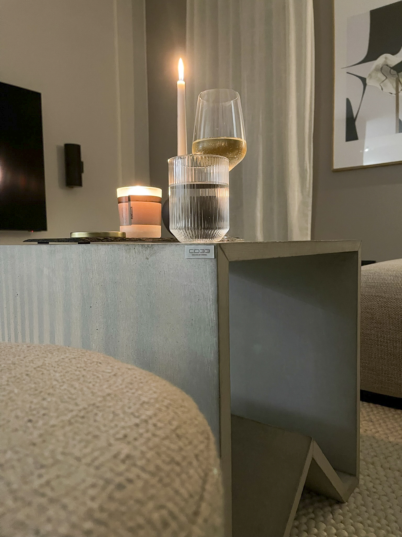 Details von Couchtisch Angulus Mutatio aus Beton mit Knick - CO33 Betonmöbel