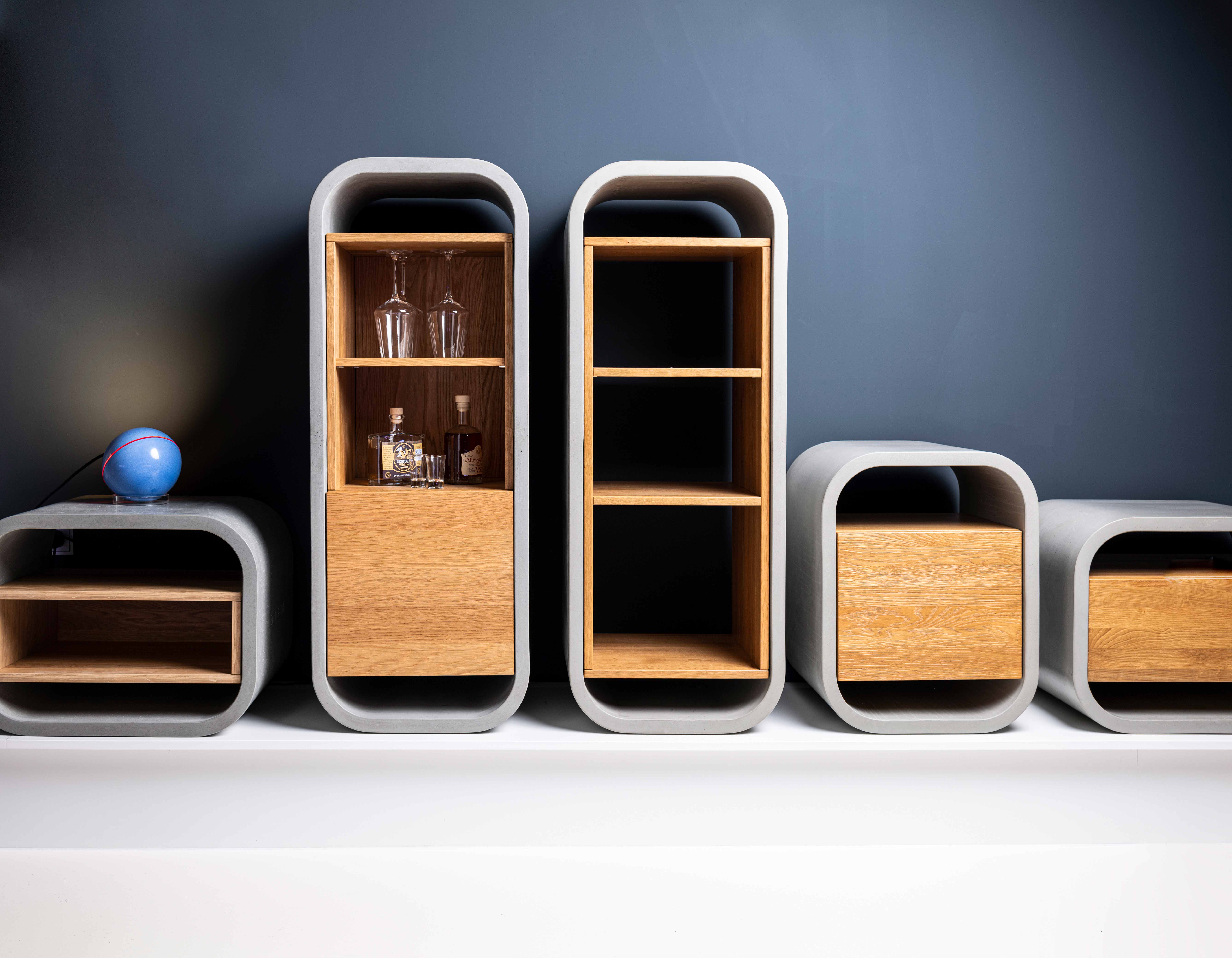 minibar-kuehlschrank-beton-eiche-massivholz-hochwertig-regale-beistellschrank-opus-kollektion-co33-betonmoebel
