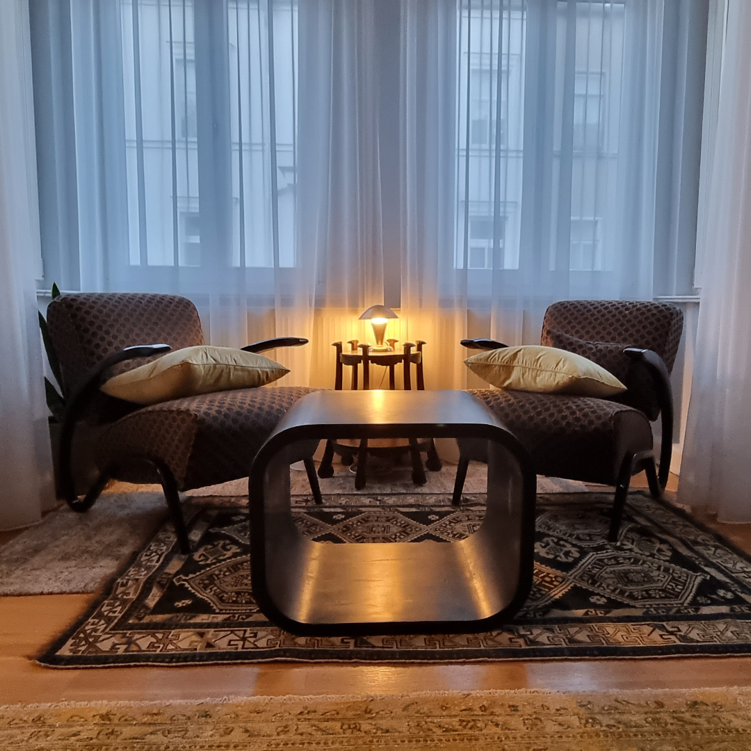 Betontische in einer schönen Altbauwohnung