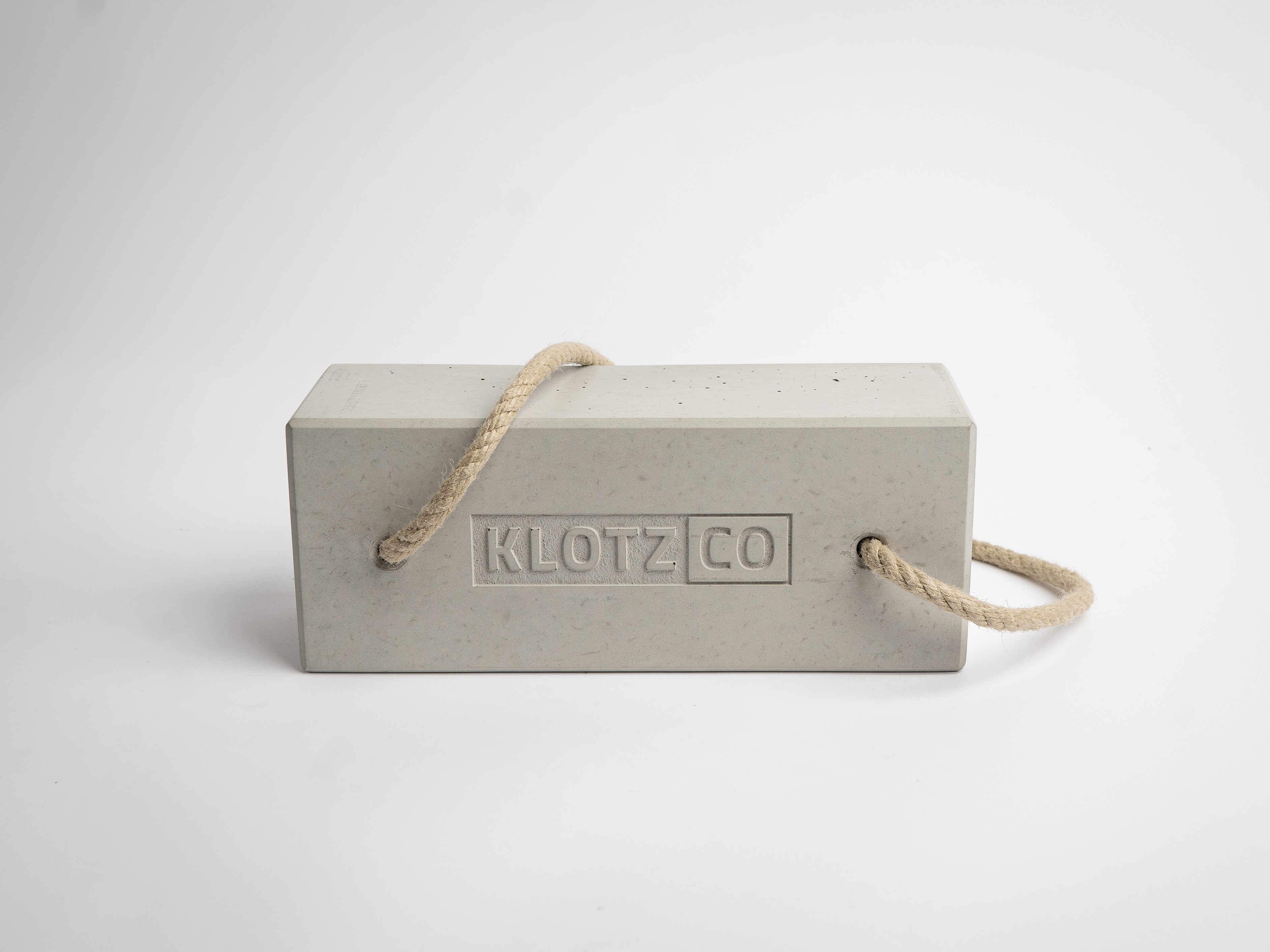 tuerstopper-beton-hanfseil-schwer-grau-design-klotzco-co33-betonmoebel