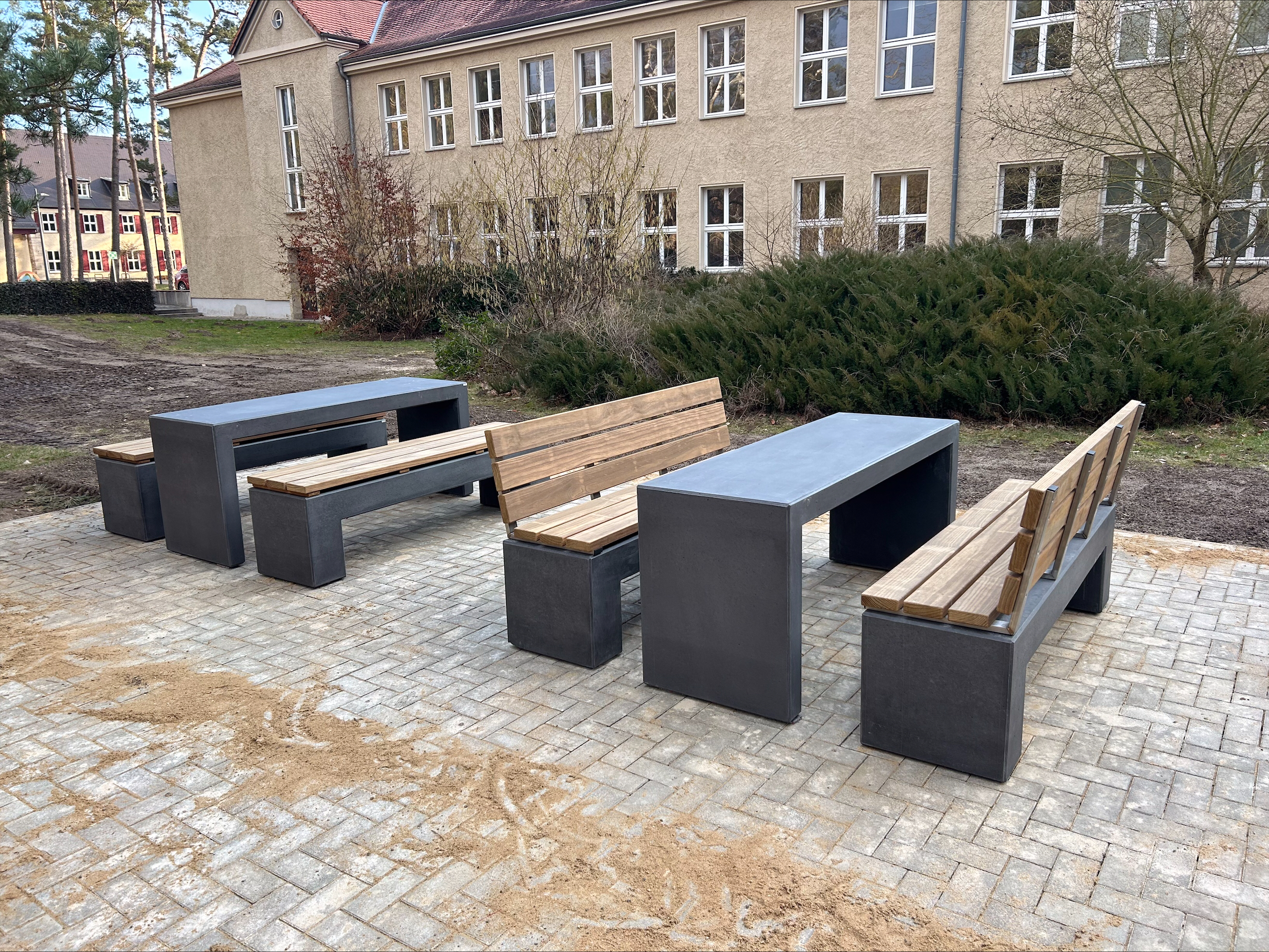 Betonbank Pontis 1 und 3 mit Kebony - Holzauflage in Kombination mit Betontisch Angulus Tabula