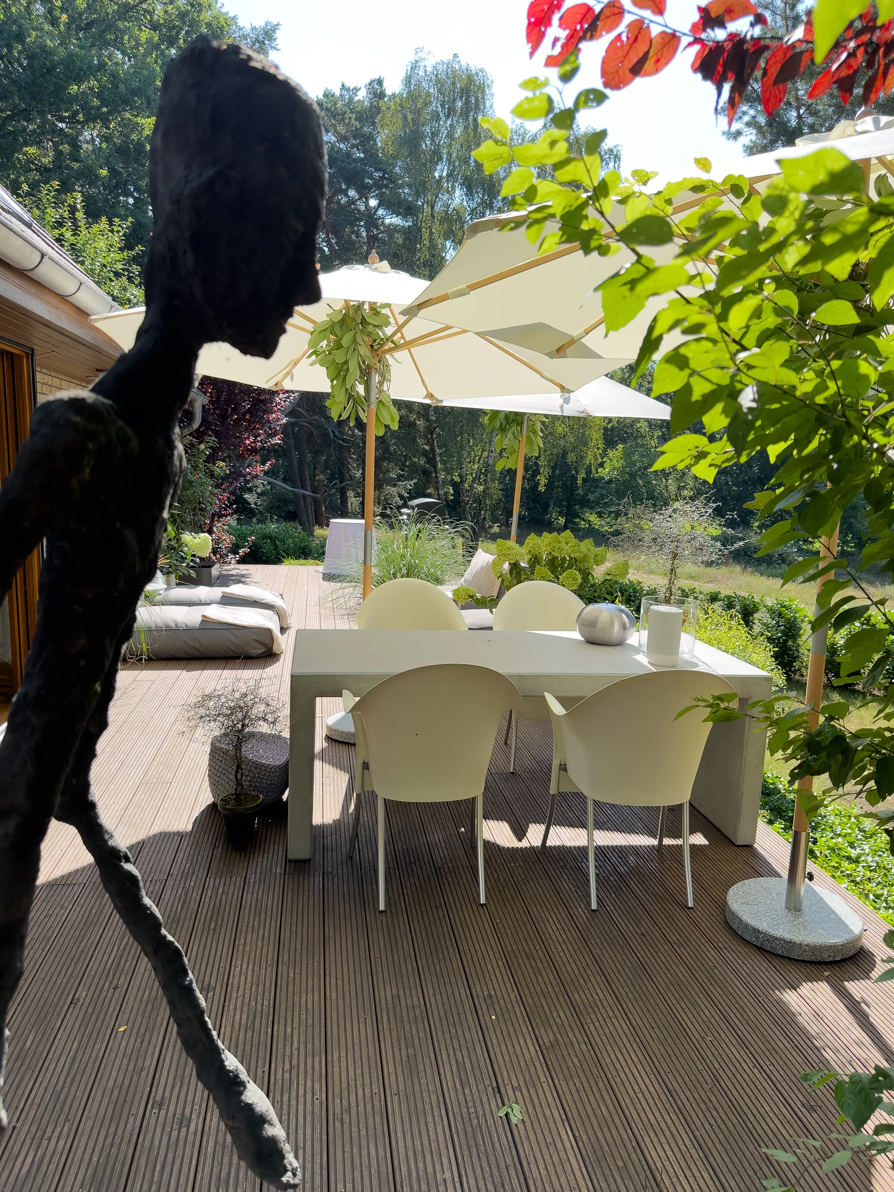 Betontisch ANGULUS TABULA auf der Terrasse einer Kundin
