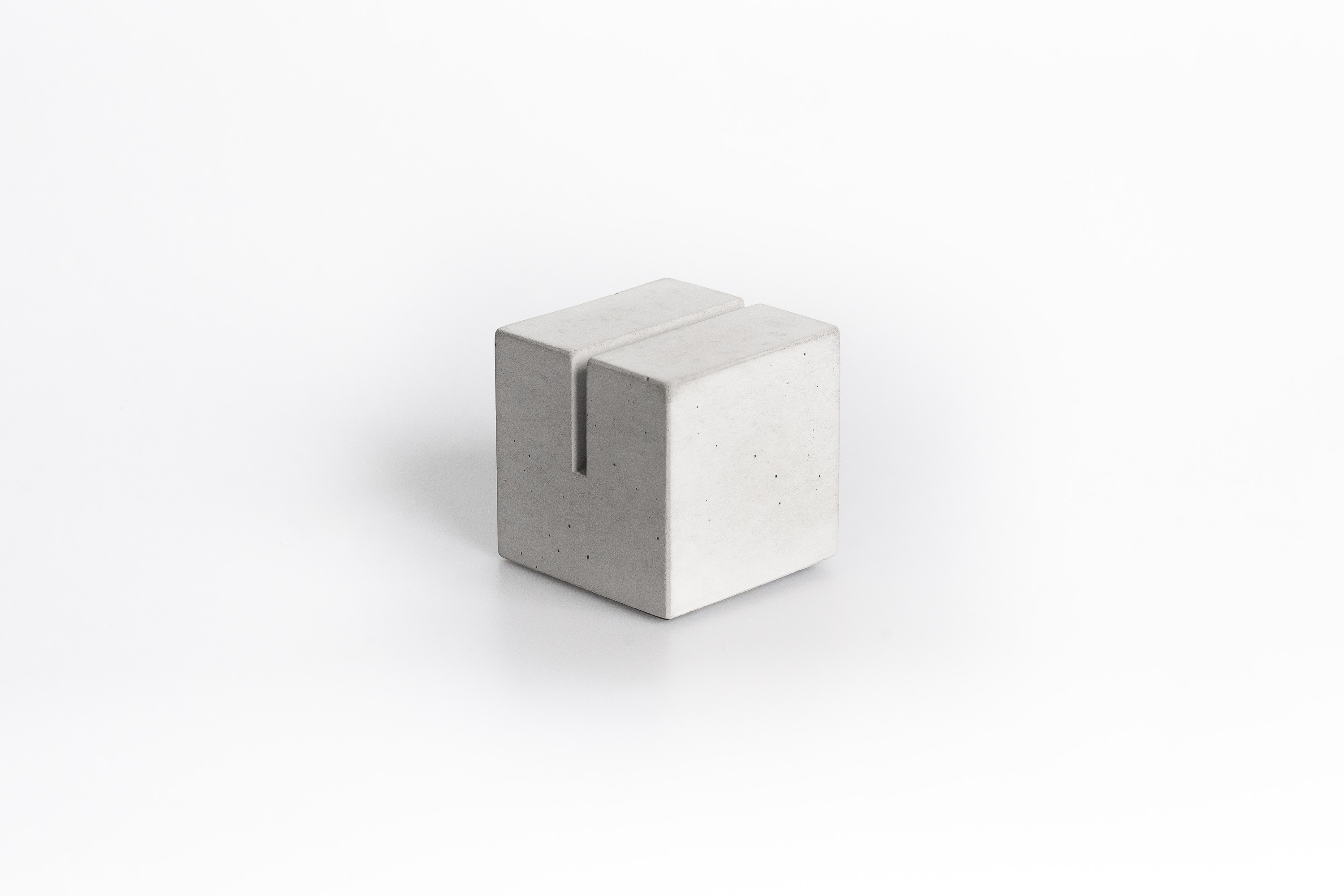 CO33-Thekenaufsteller-Beton-6x6-cm Mini Tischaufsteller aus Beton im Format 60x60x60mm
