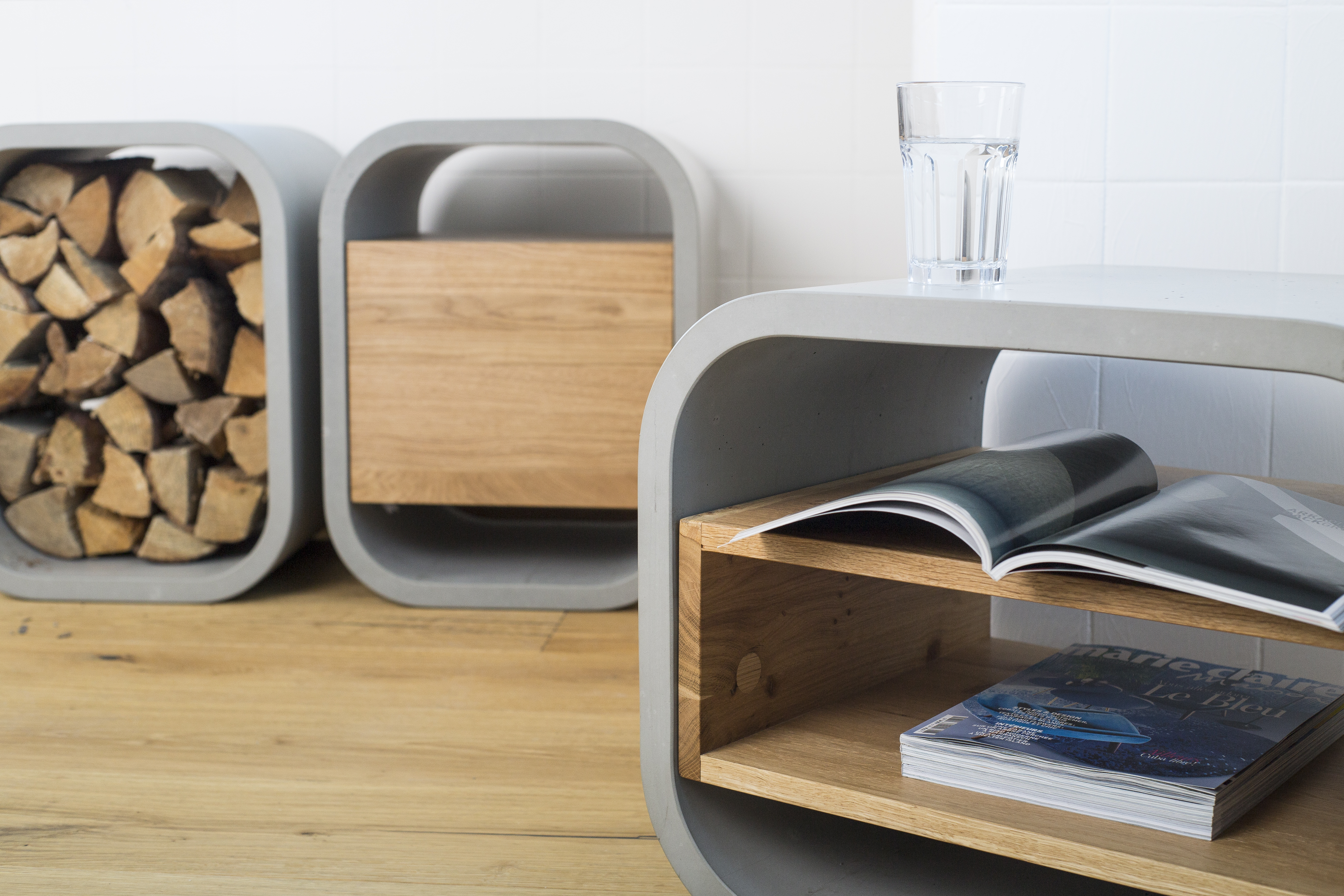 Minimalistischer Sideboards aus Beton mit Regal, Tür oder Schublade aus Holz im Wohnzimmer