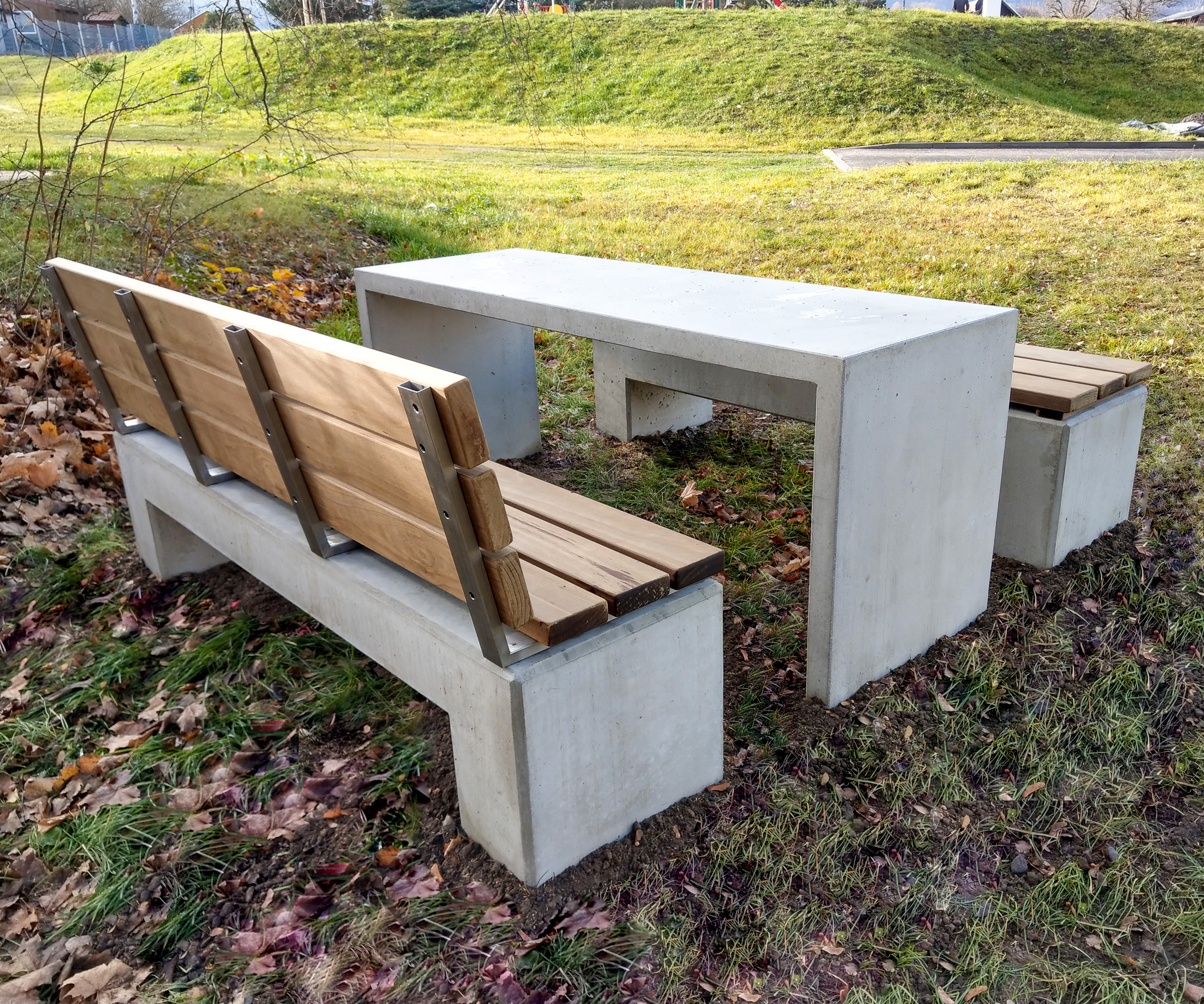 Betonbänke mit Holzauflage mit und ohne Rückenlehne  für den öffentlichen Raum - CO33 Betonmöbel