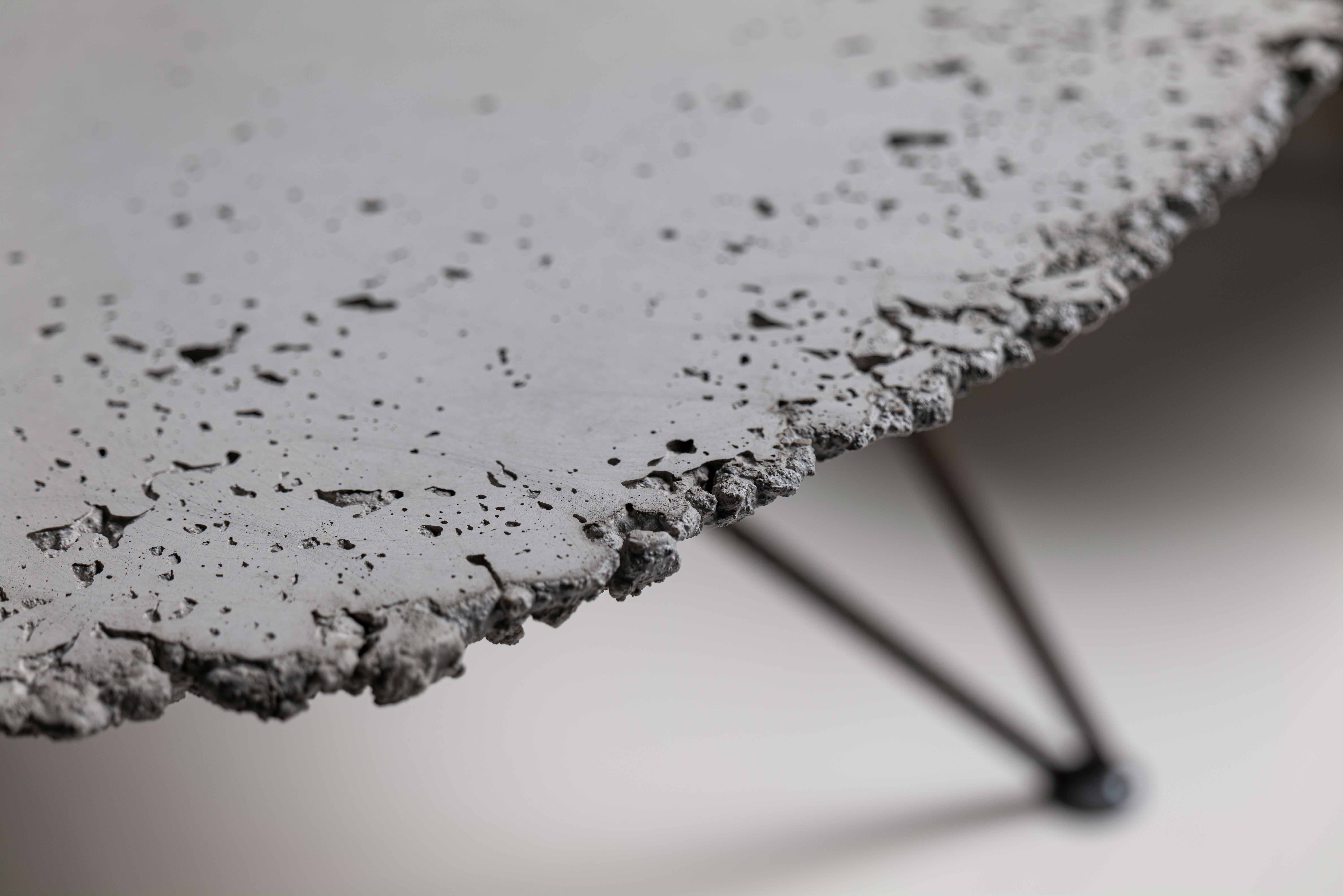betontisch-couchtisch-beton-detail-oberflaeche-echt-handarbeit-design-natur-co33-betonmoebel