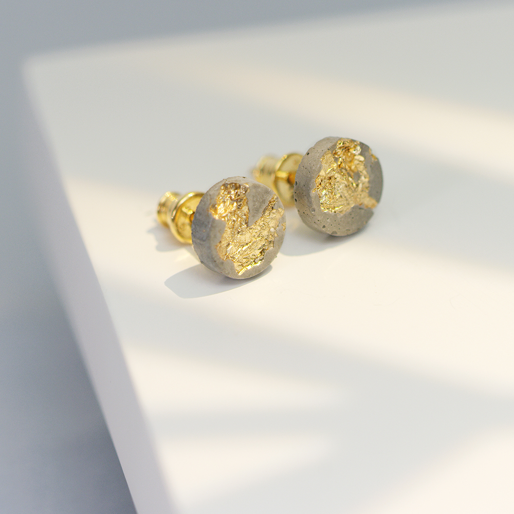Boucles d'oreilles élégantes en béton Concrete Jungle bijoux en béton gris avec feuille d'or artisanat allemand