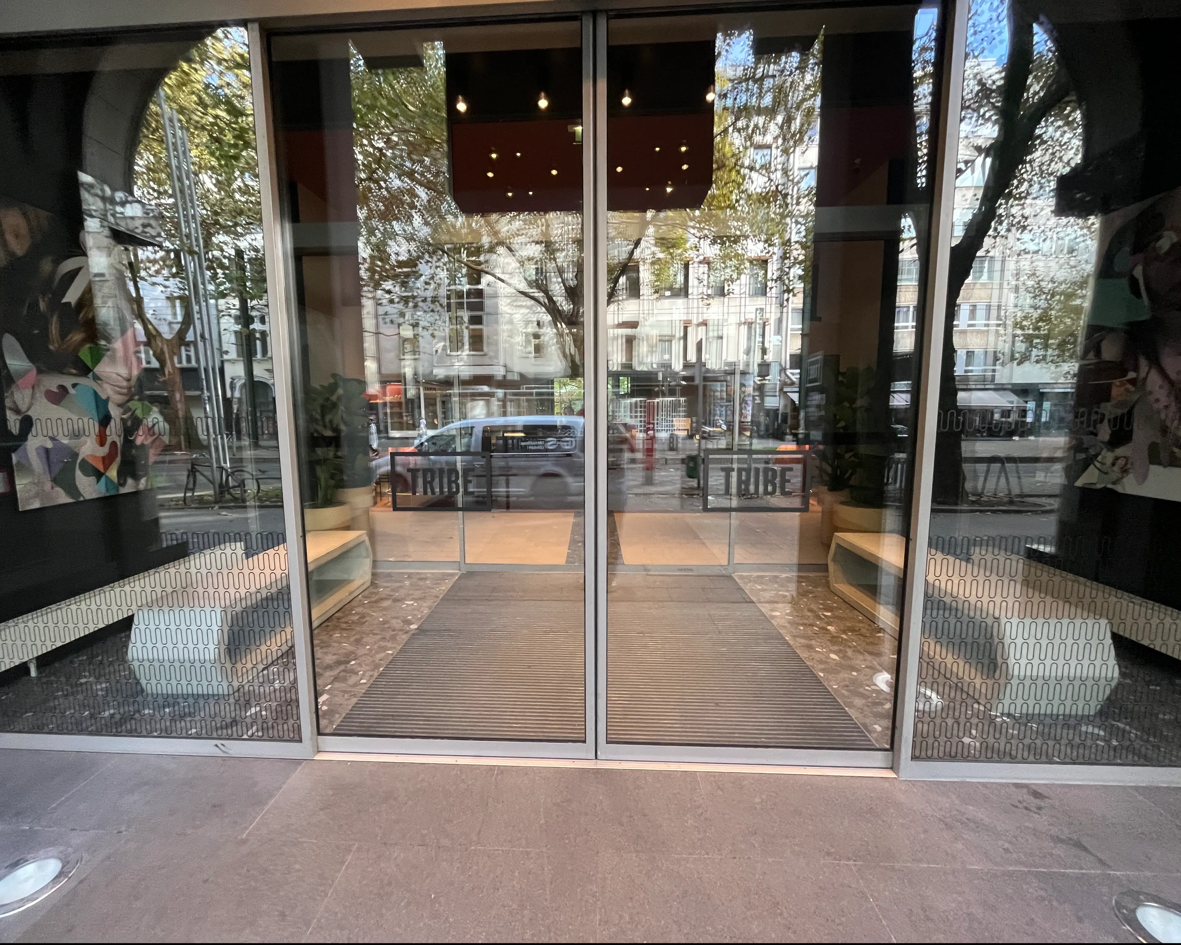 Betonbank Diamant: Elegantes Highlight am Tribe Hotel Düsseldorf