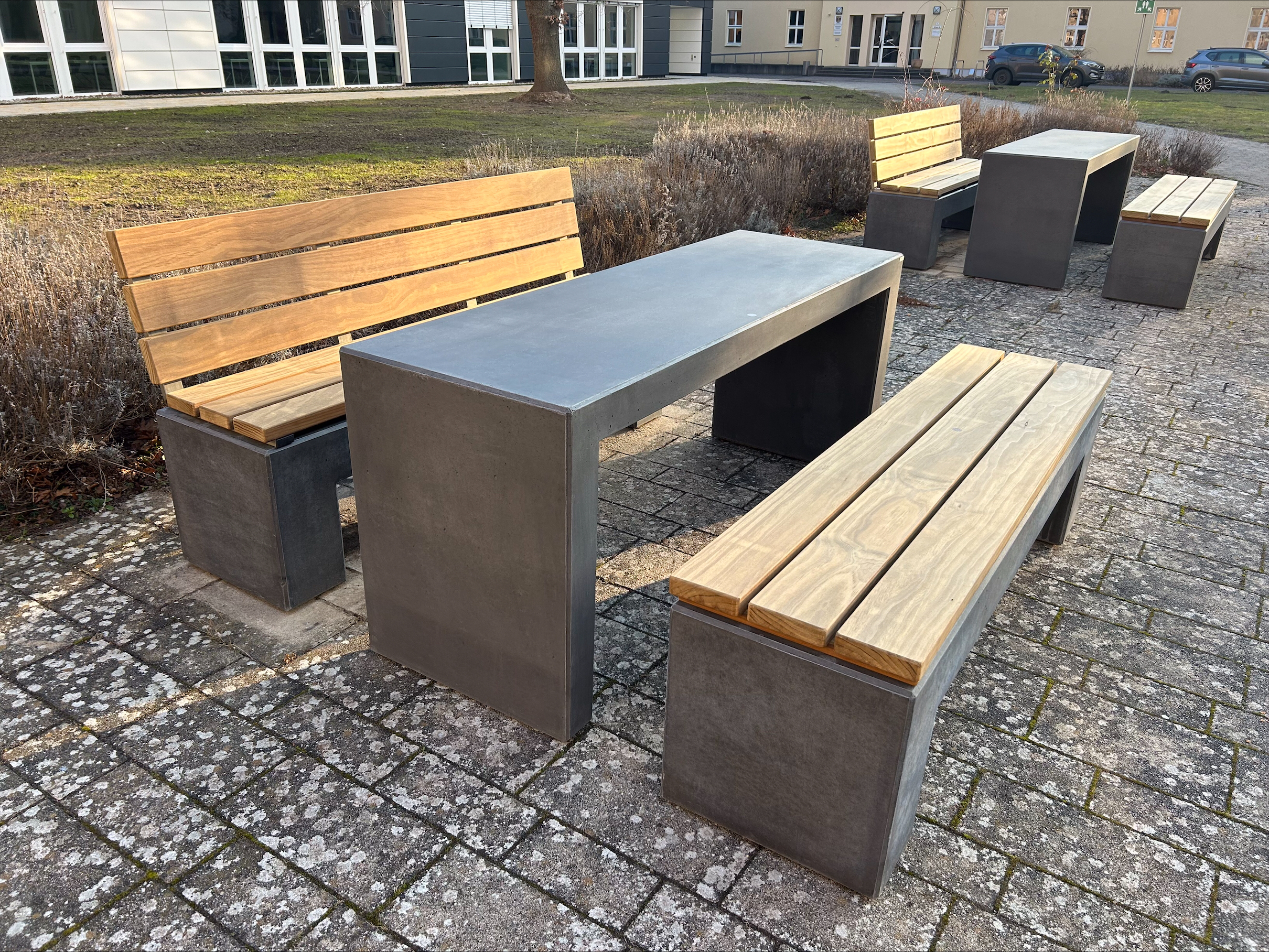 Betonbank Pontis 1 und 3 mit Kebony - Holzauflage in Kombination mit Betontisch Angulus Tabula