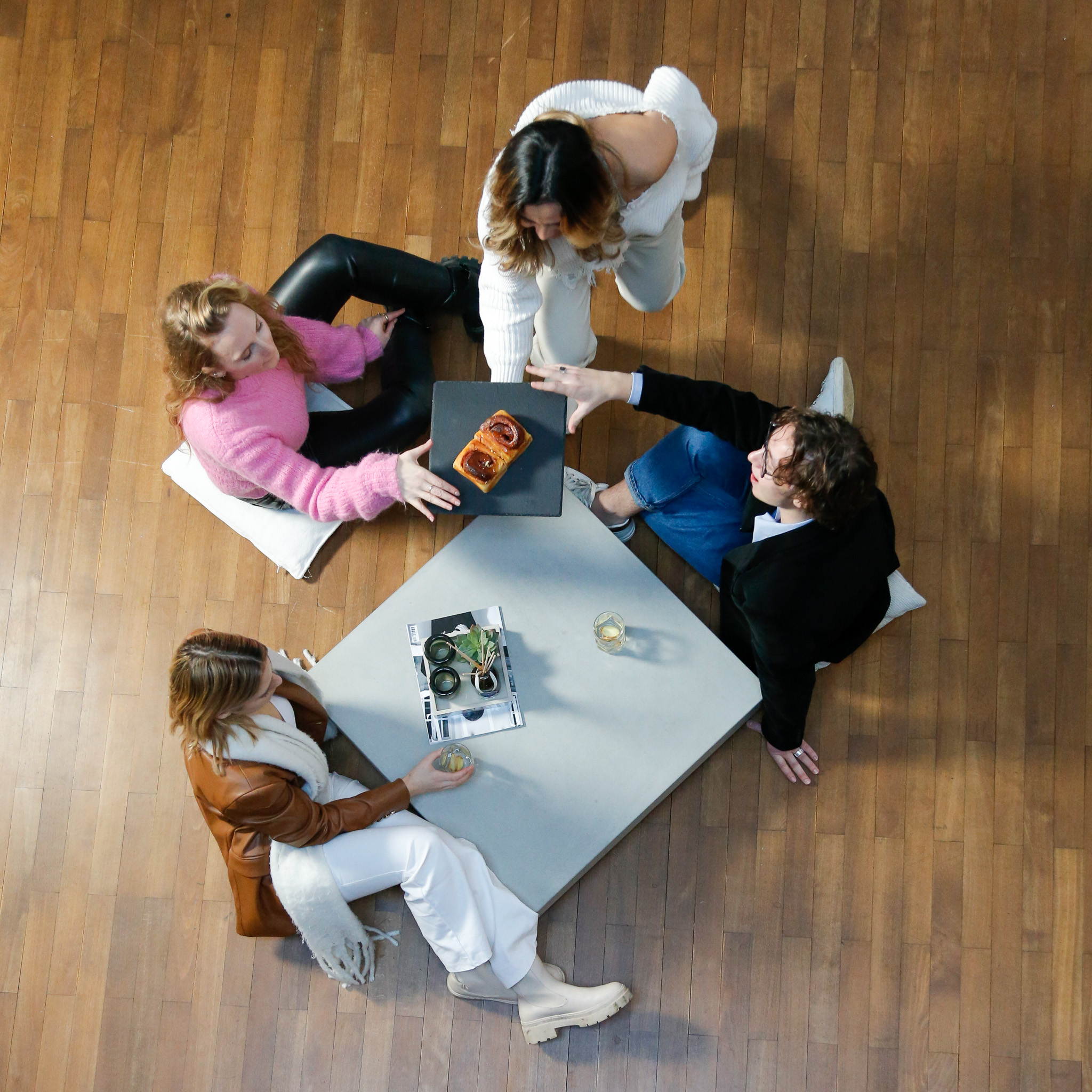 flacher Loungetisch aus echtem Beton mit Rollen CO33