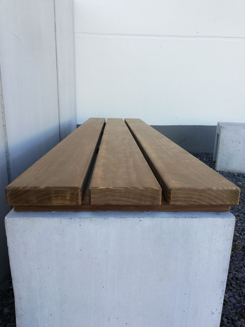 Detailansicht der Sitzfläche aus Kebony-Echtholz