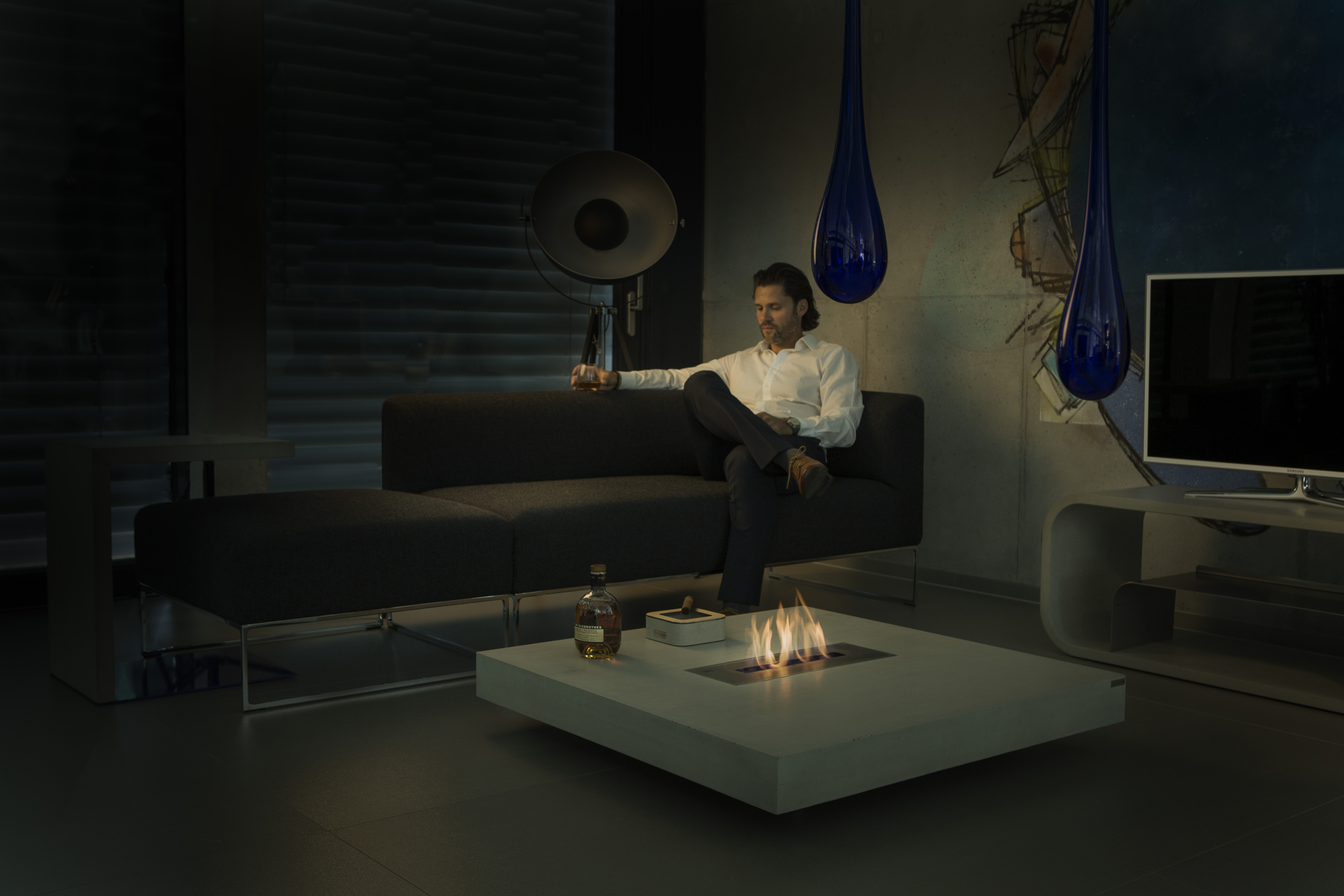 Beton-Couchtisch-mit-Kamin-und-Zigarrenascher-aus-Beton