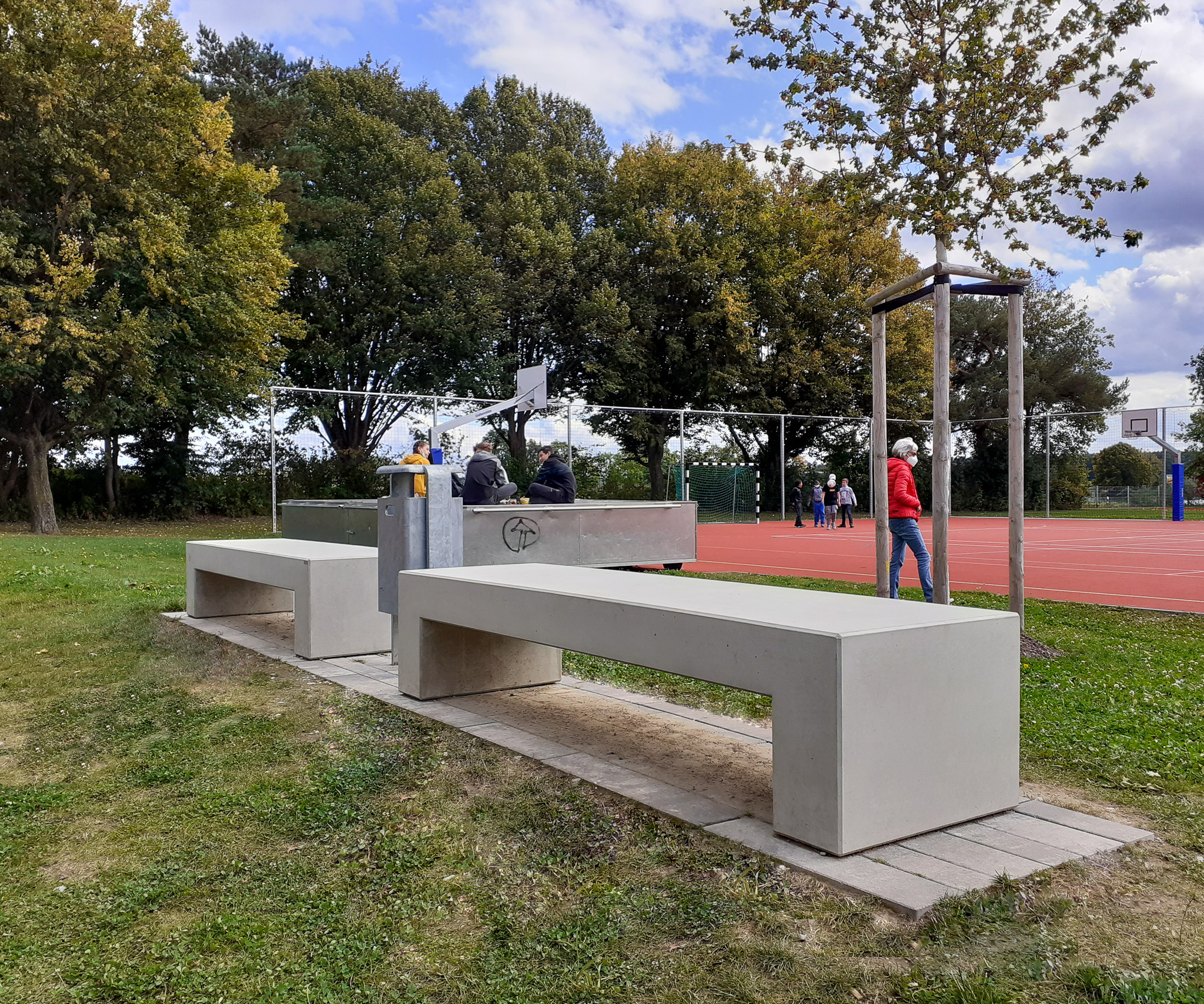 Betonbänke am Sportplatz als Stadtmöbel von CO33 Betonmöbel