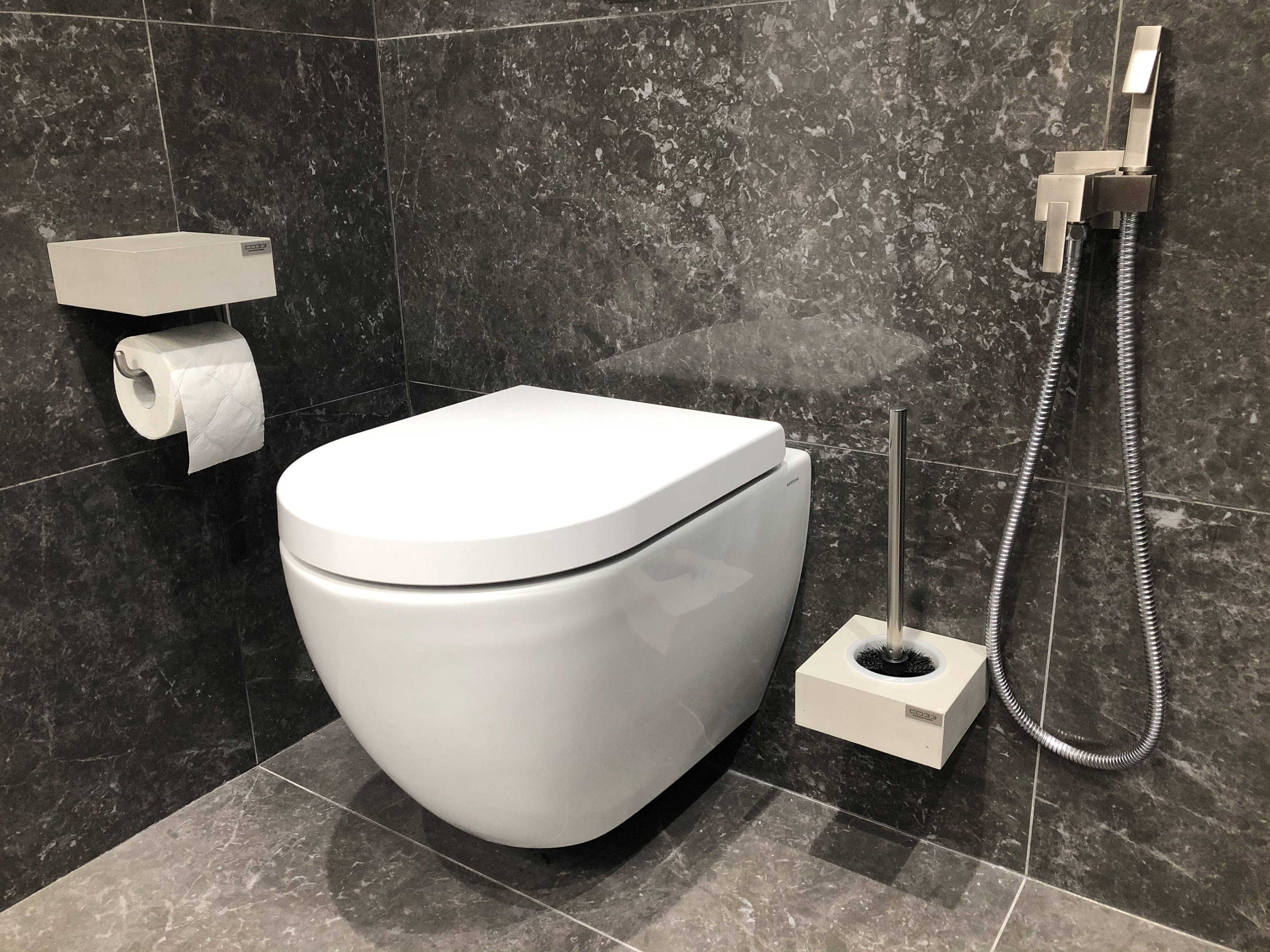 WC-Set aus Beton für ein modernes Bad in Portugal