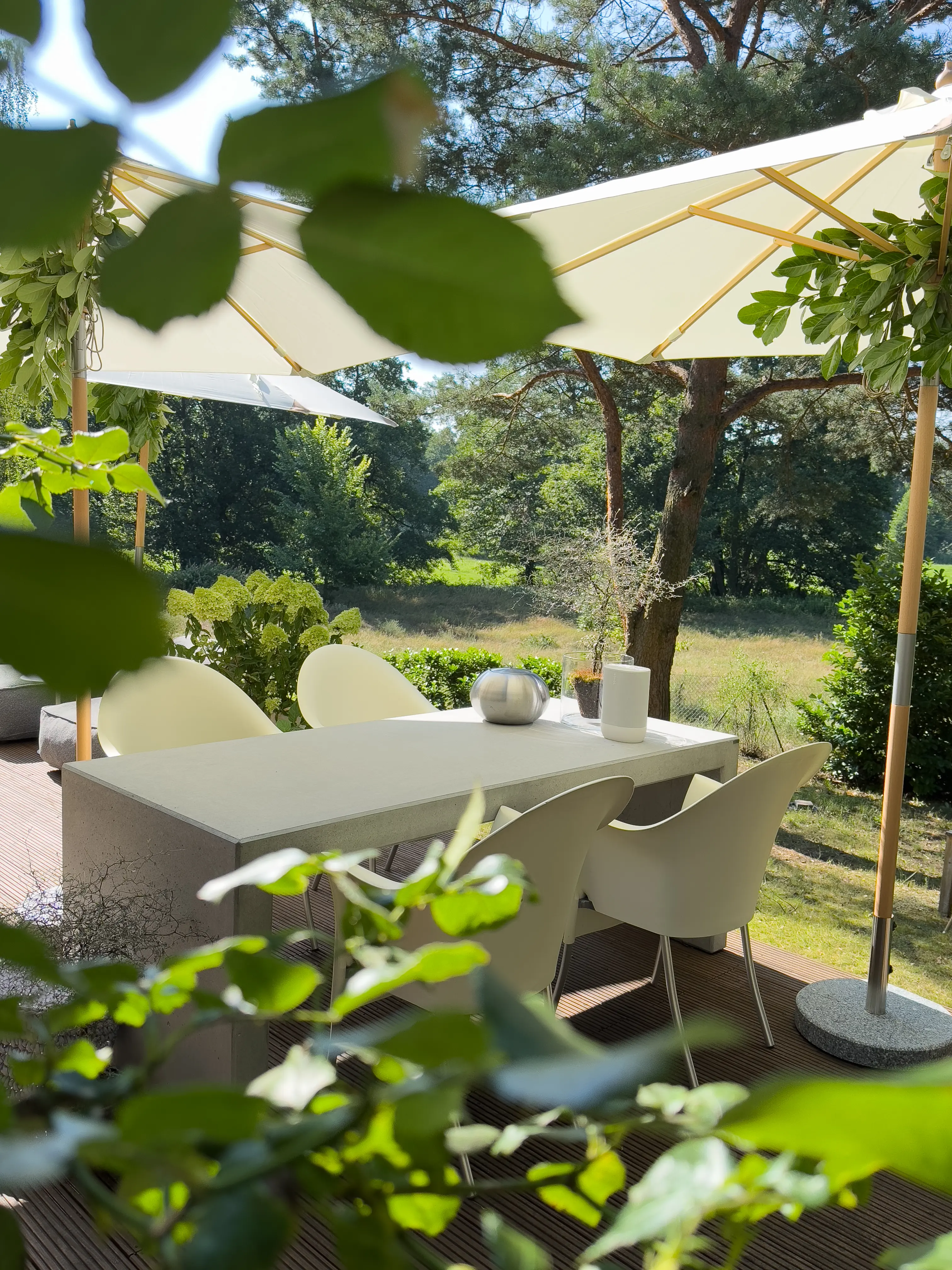 Betontisch ANGULUS TABULA auf der Terrasse einer Kundin