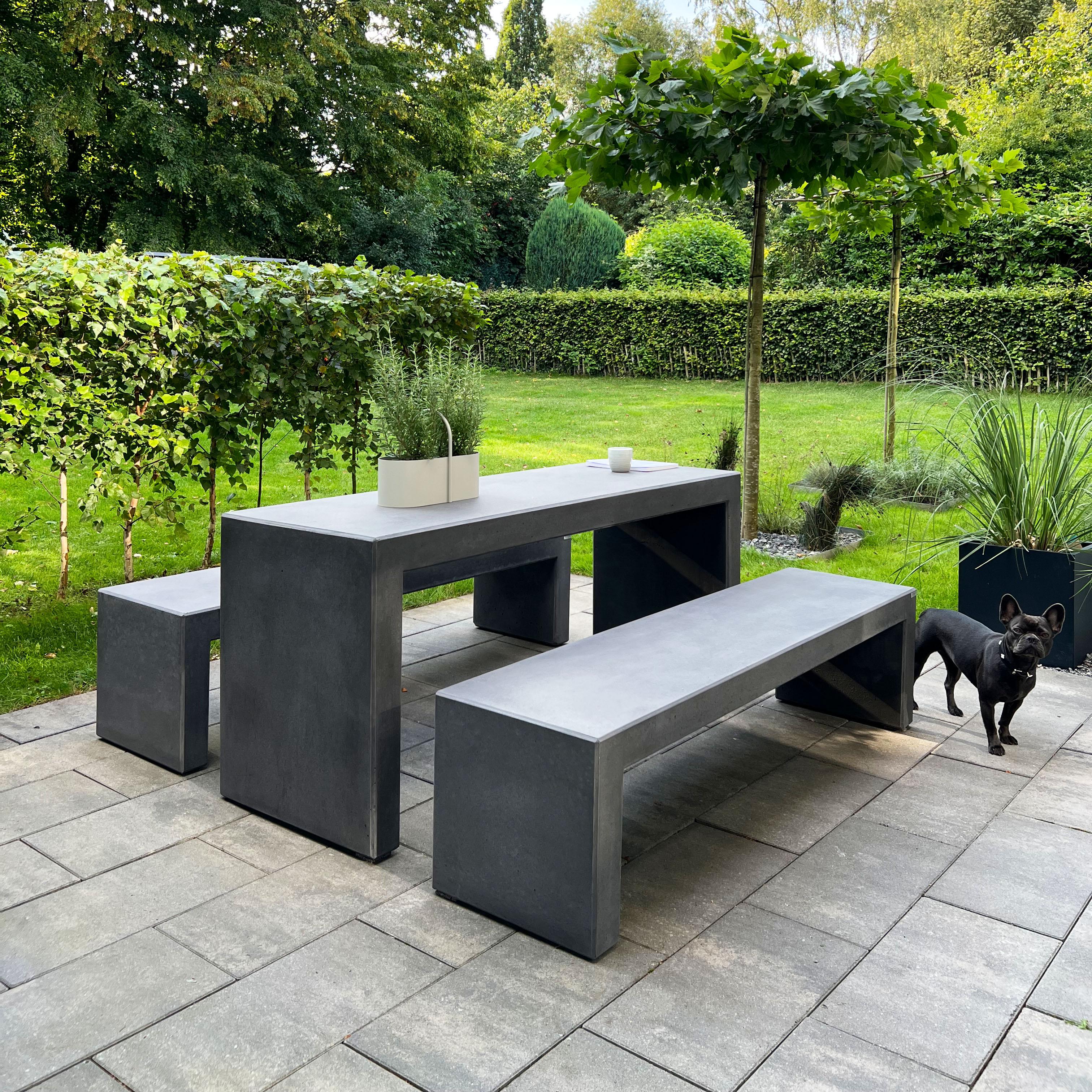 Sitzgruppe Pontis mit Tisch Angulus Tabula 10 cm dicke - CO33 Betonmöbel  als Stadtmöbel und Parkbänke Sitzgruppe aus dunkelgrauen Beton mit Betontisch und Betonbänken