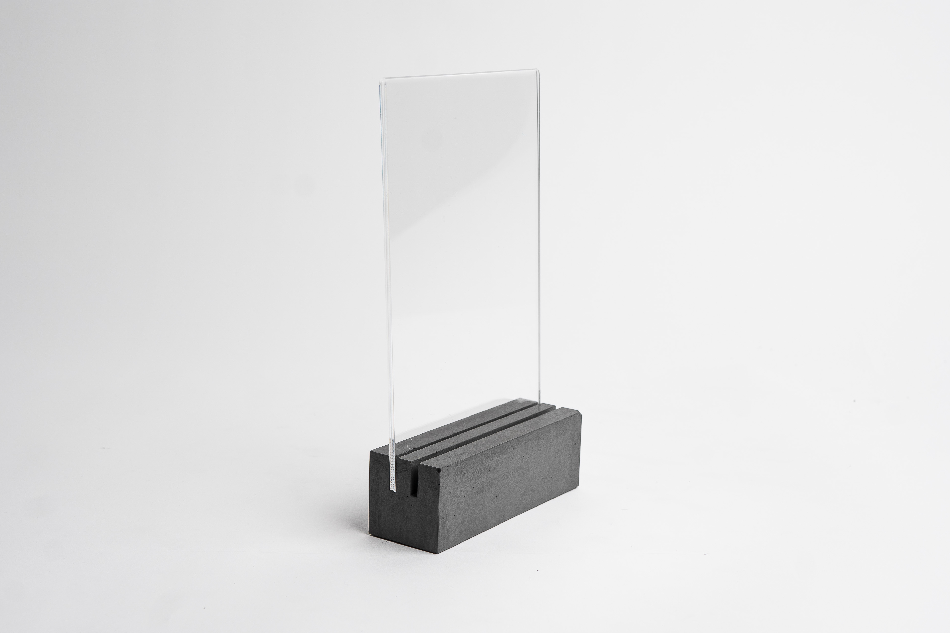Tischaufsteller B6.1 dunkelgrau 150mm x 50mm x 50mm mit zwei Nuten mit Plexiglas
