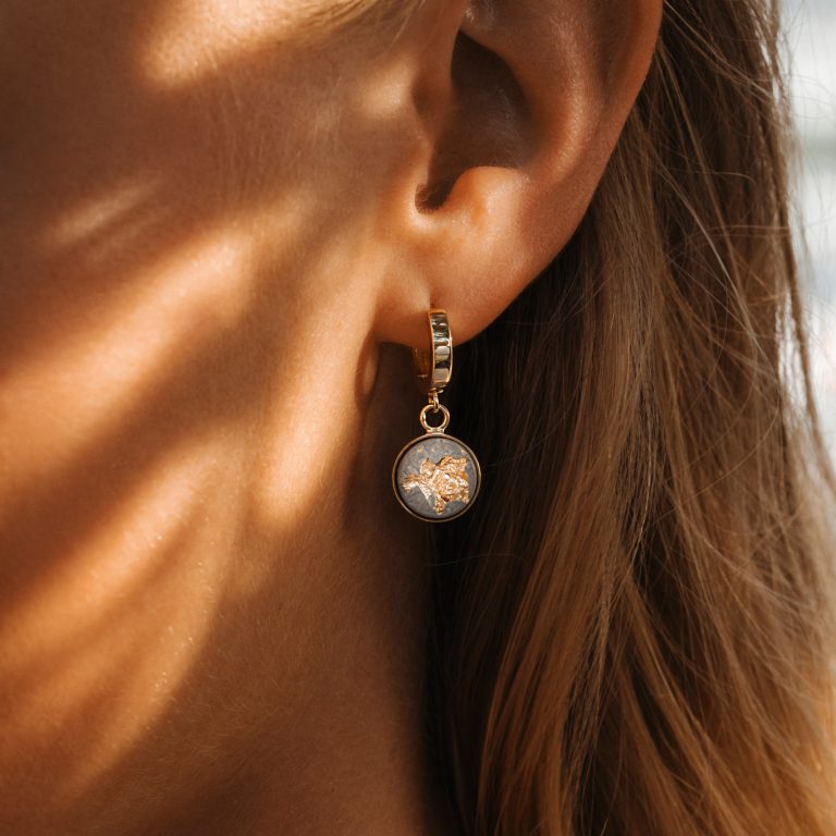 CONCRETE JUNGLE boucles d'oreilles bijoux en béton primées en béton gris avec feuille d'or
