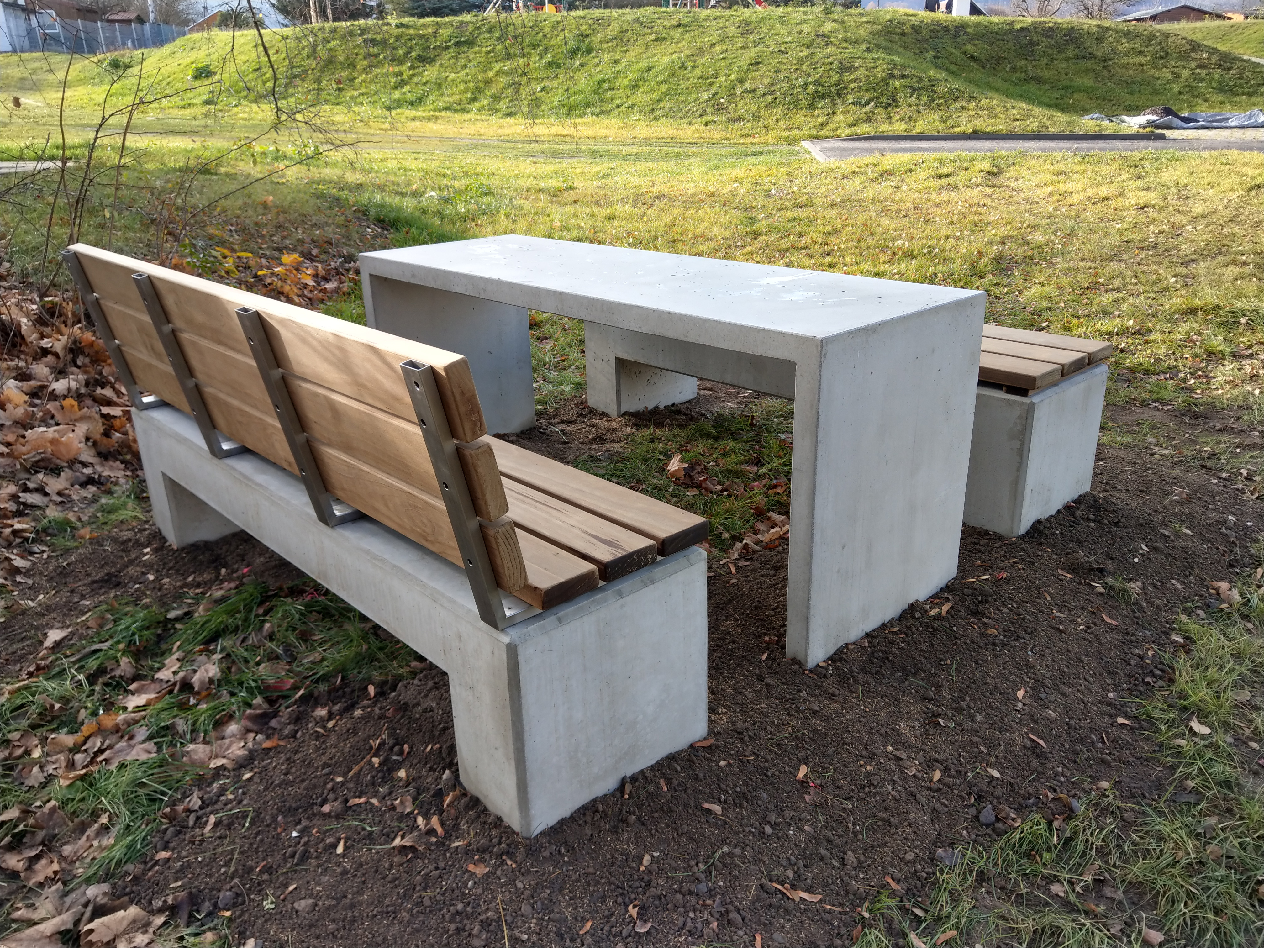 Sitzgruppe ANGULUS SEDES aus Beton mit KEBONY Holz im öffentlichen Bereich der AWO Saalfeld Stadtmöblierung Sitzgruppe aus Betontisch und Betonbank für den öffentlichen Bereich