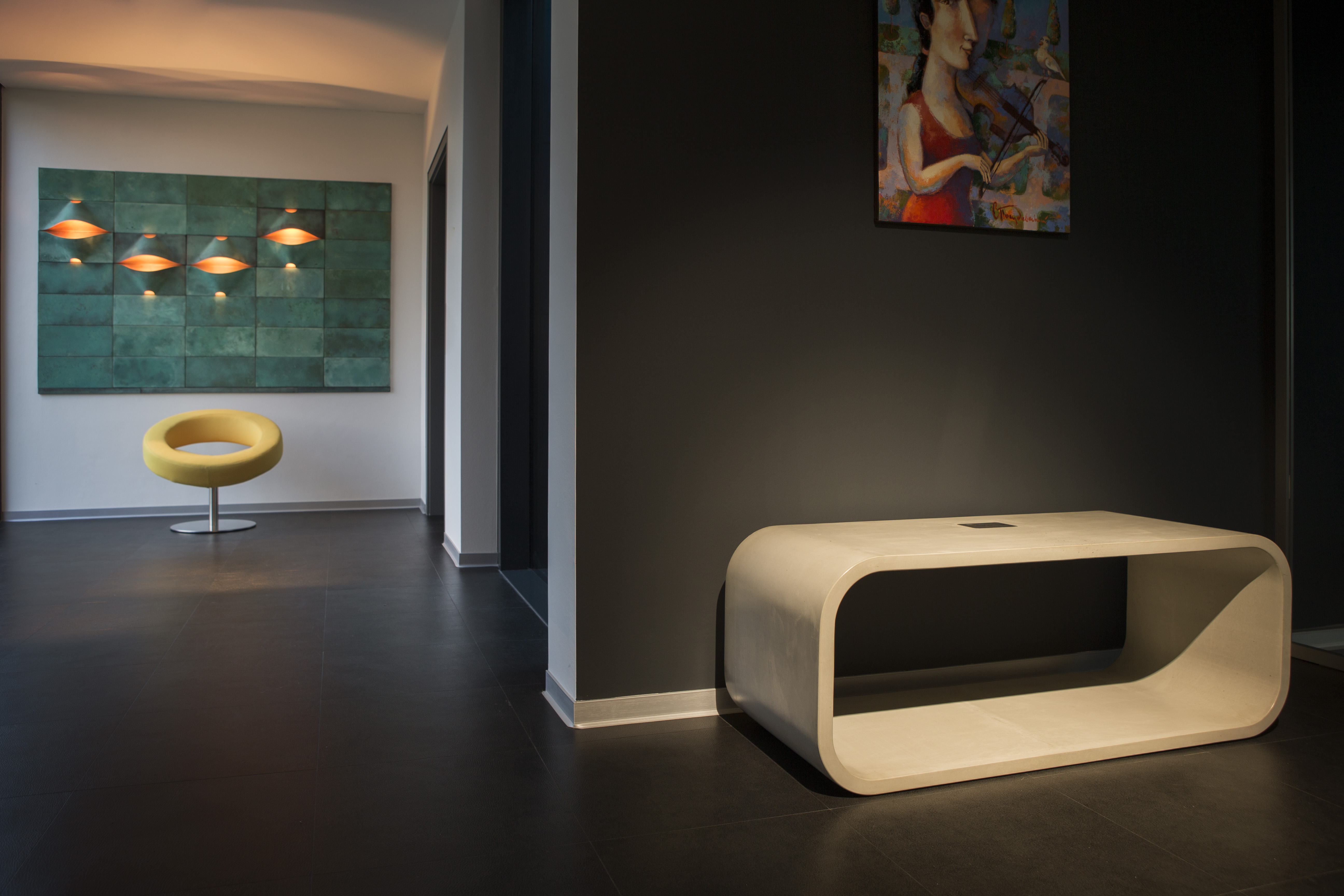 Betonbank-beleuchtet-mit-Galerie-im-HintergrundhNVaWBtPj4loC CO33 Betonmöbel Zweisitzer Opus Primo aus echtem Beton