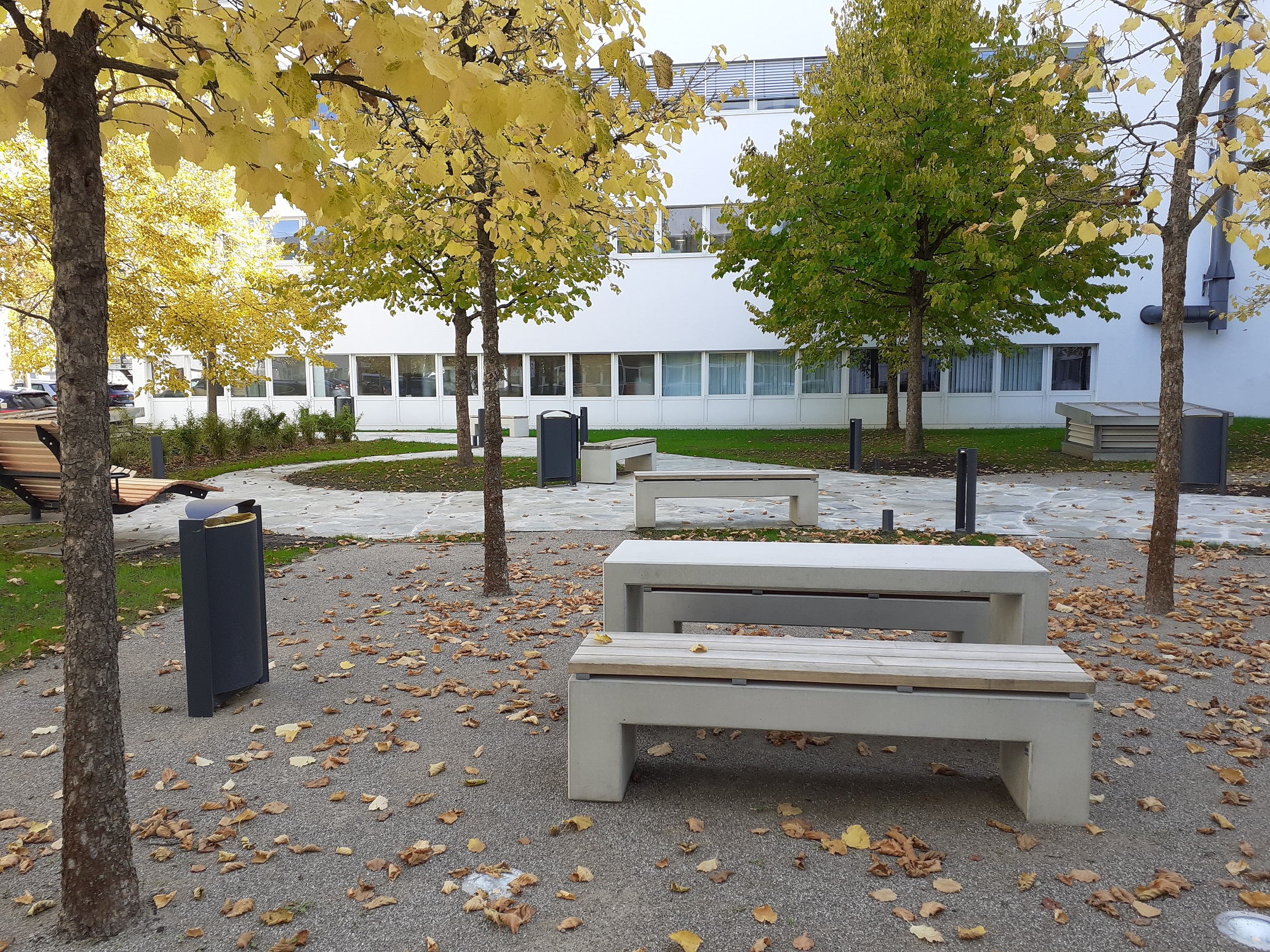 Parkbänke aus Beton auf einem schönen Betriebsgelände in Ottobrunn