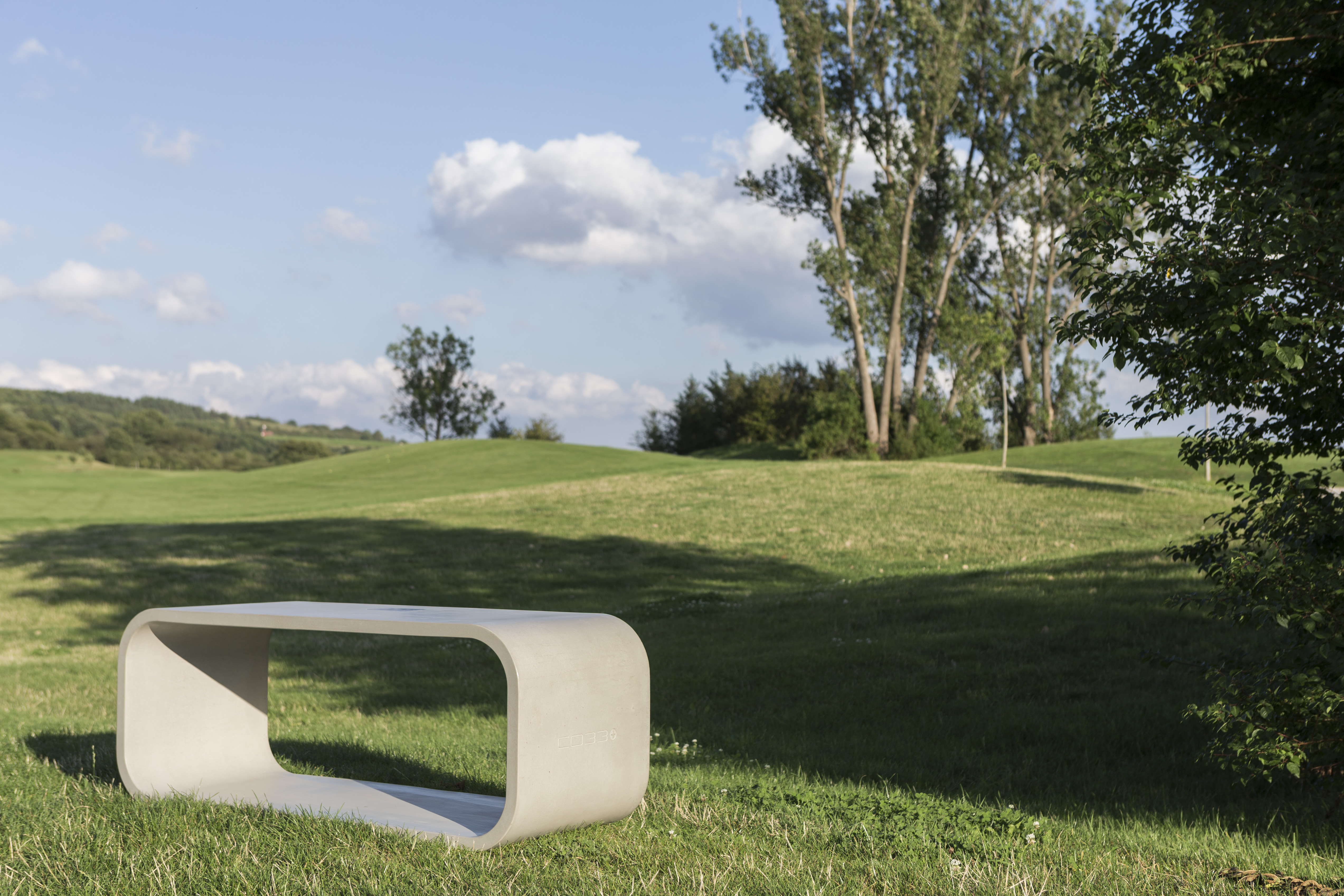 Design-Betonbank-fur-Golfplatz Designer Betonbank Opus für den Garten und Terrassenbereich 120cm für 2 Personen
