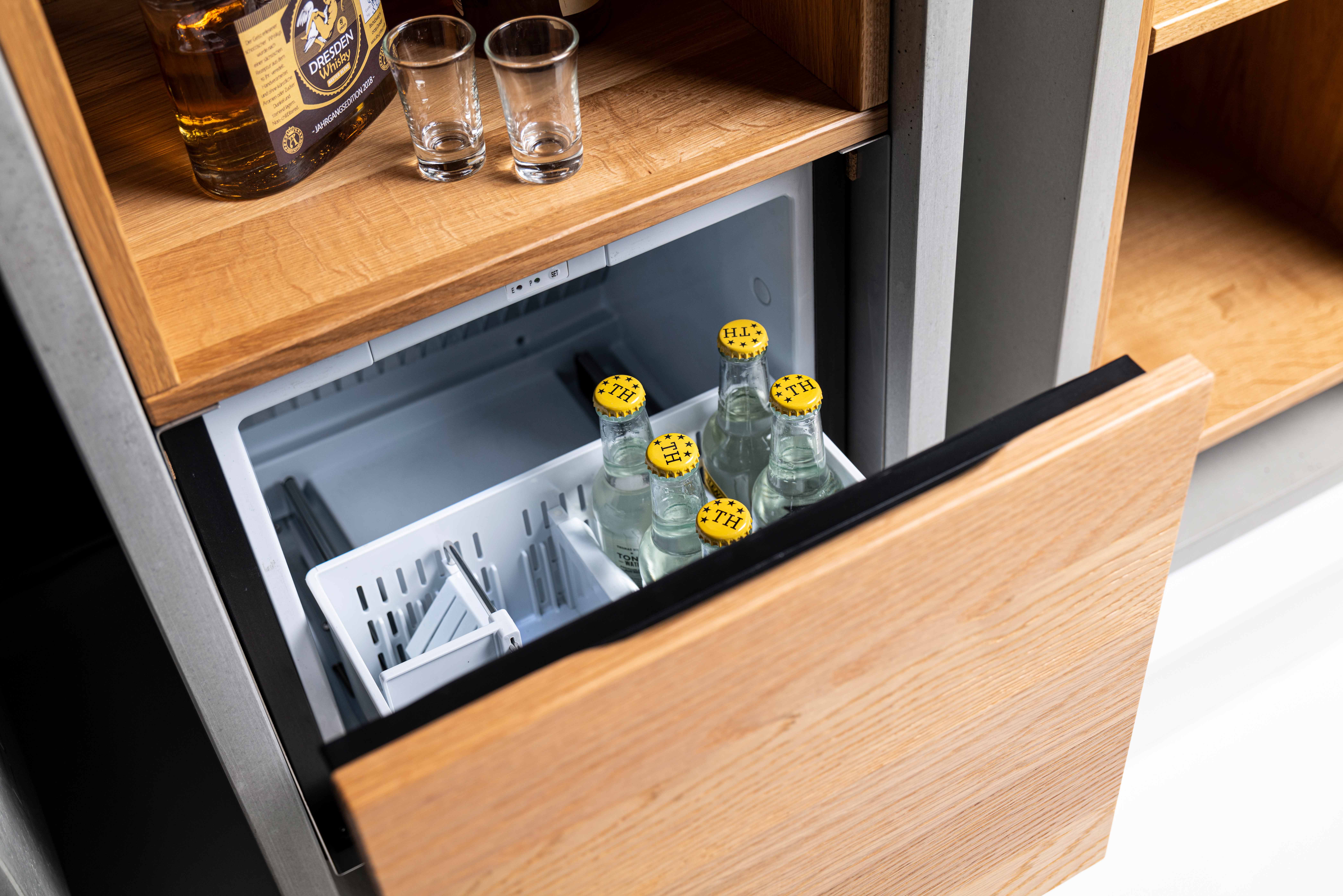 minikuehlschrank-minibar-kuehlschrank-beton-holz-eiche-opus-potare-co33