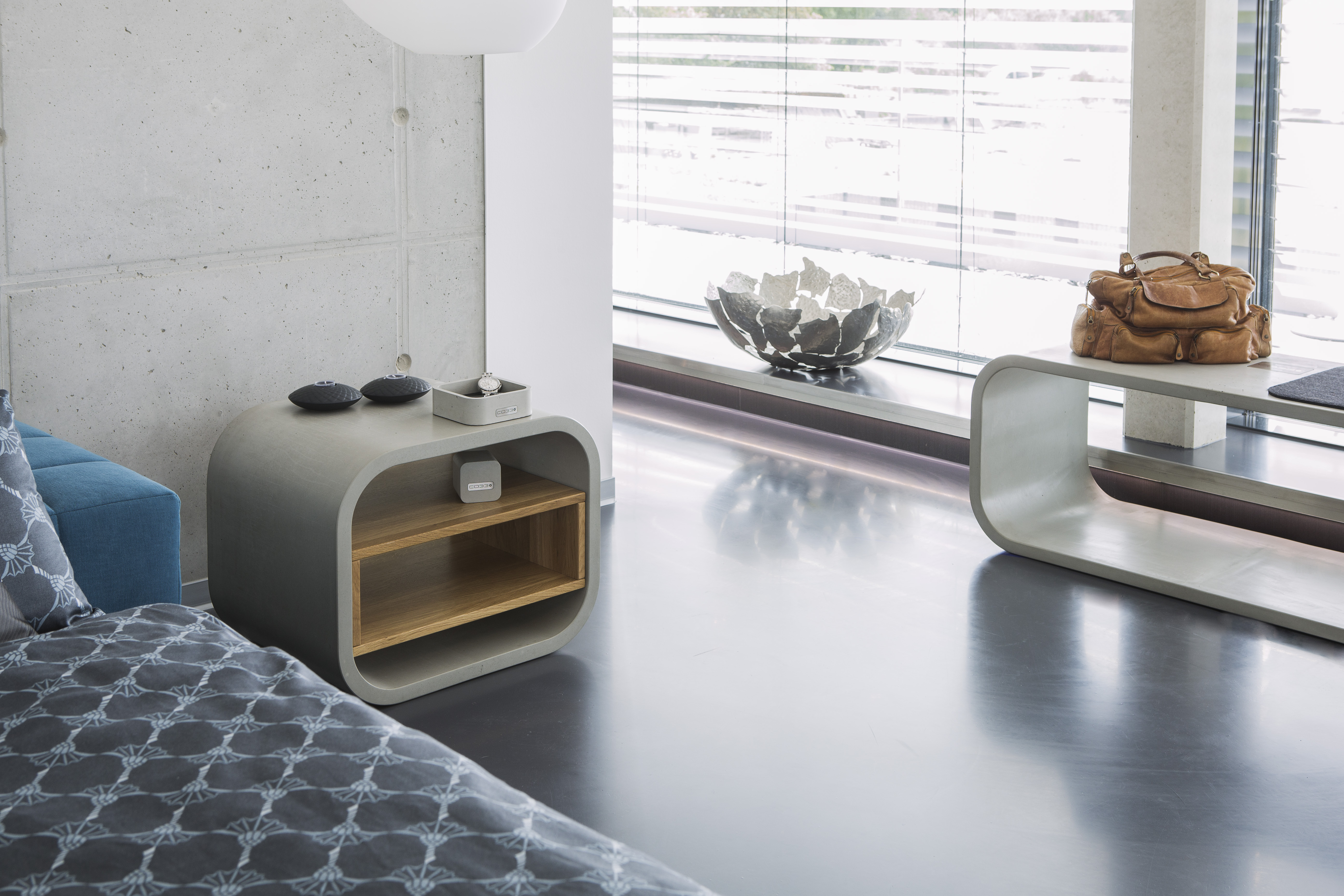bettbank-und-nachttisch-mit-regal-aus-beton moderne Schlafzimmer Einrichtung mit Betonregal und Bettbank Sideboard aus Beton