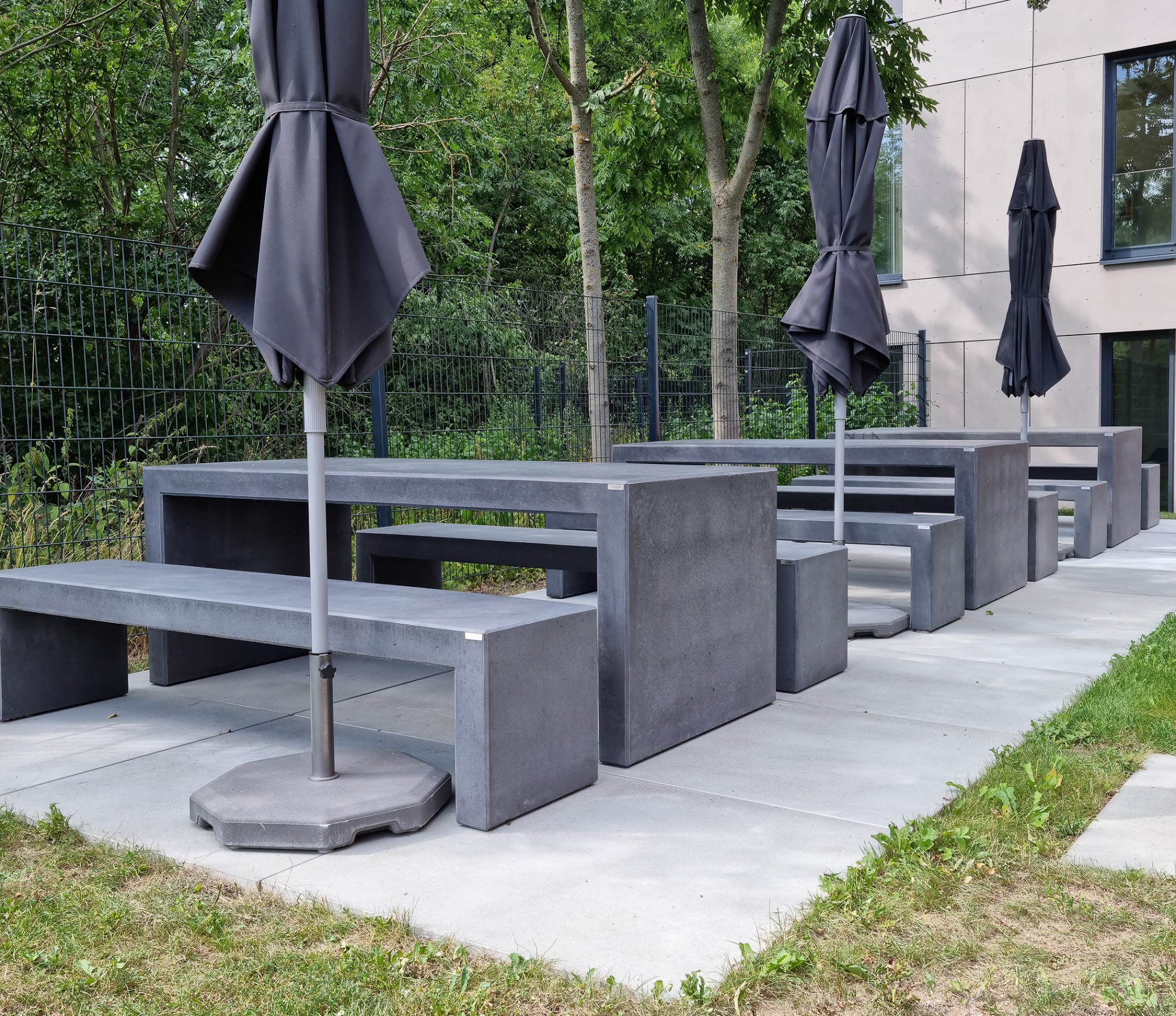 Sitzgruppe Pontis dunkelgrau als Stadmöbel oder Gartenmöbel - CO33 Betonmöbel CO33 Betonmöbel - Sitzgruppe Pontis in dunkelgrauem Beton