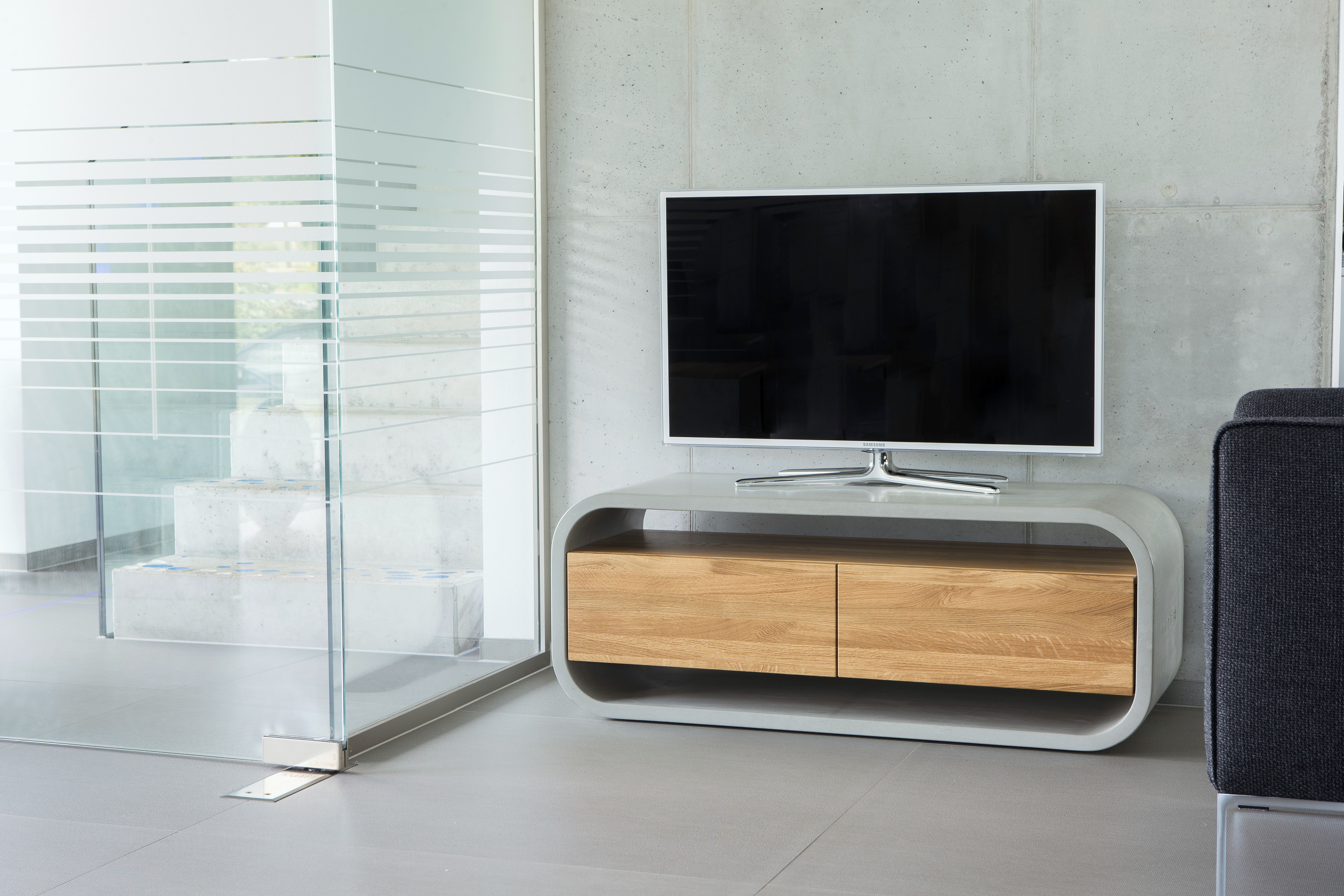 Modernes TV-Lowboard grau aus Beton mit Einsatz aus Massivholz und 2 Schubladen