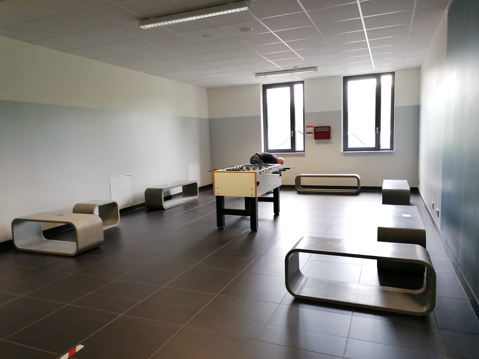 Brandschutzmöbel aus echtem Beton - Schule Reismühle in Hamburg