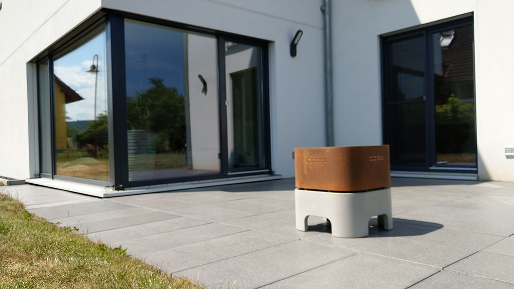 feuerkorb-beton-corten CO33 Betonmöbel Feuerkorb aus grauem Beton und Cortenstahl