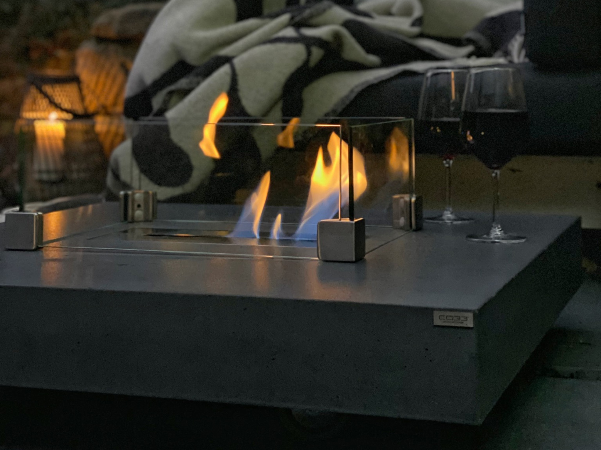 Feuertisch Dunkelgrau mit Windschutz von CO33 Betonmöbel aus Thüringen