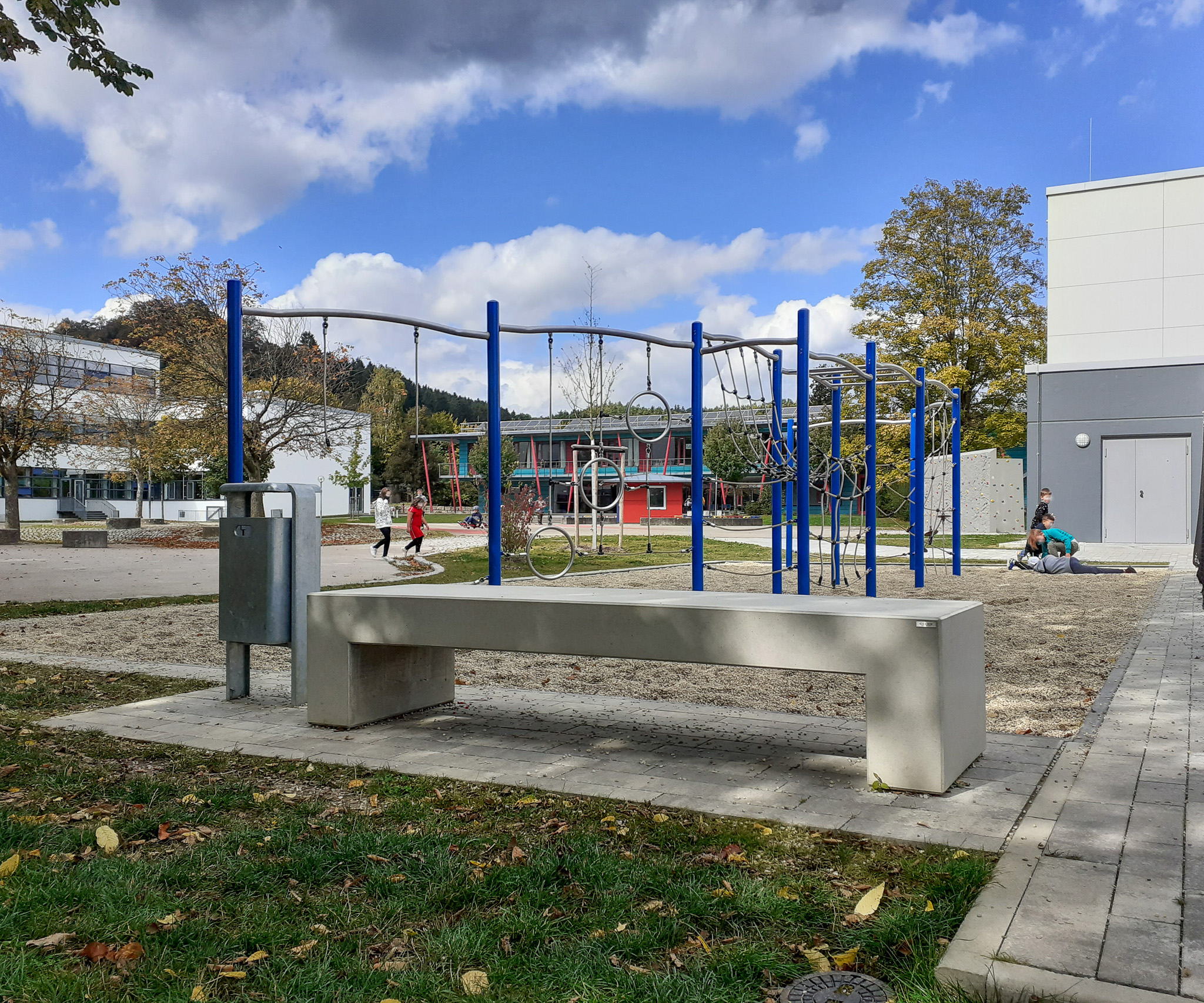 Graue Bank aus Beton im öffentlichen Raum / Spielplatz  - CO33 Betonmöbel