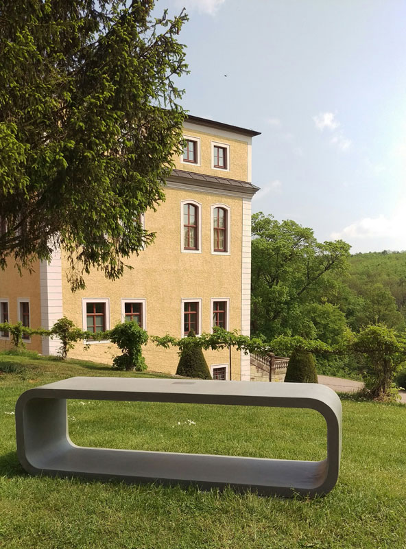 Designbänke OPUS LONGUS aus echtem Beton für Schloss Ettersburg in Weimar