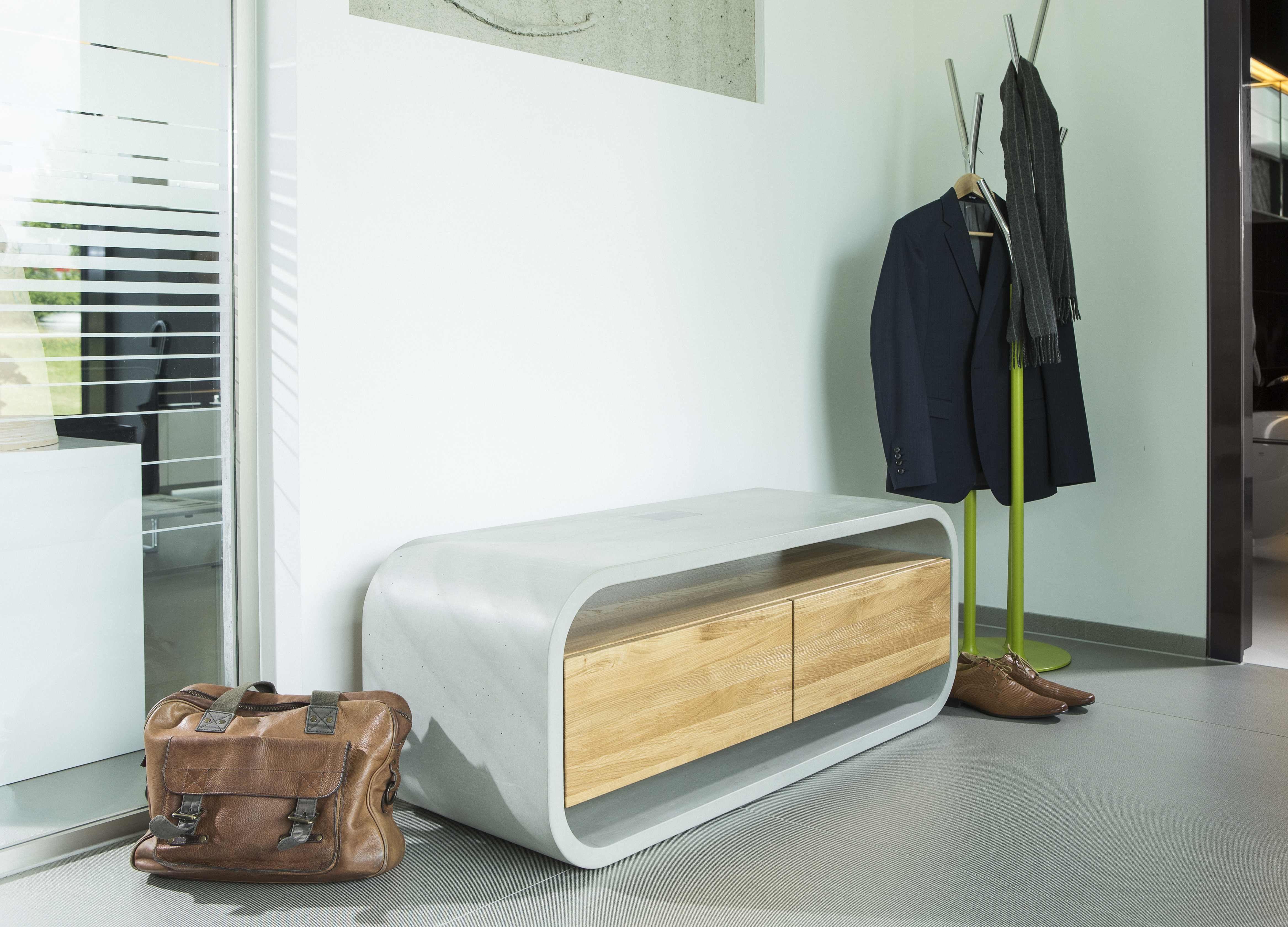 Moderne Sitztruhe grau aus Beton mit Stauraum aus Massivholz und 2 Schubladen CO33 Betonmöbel
