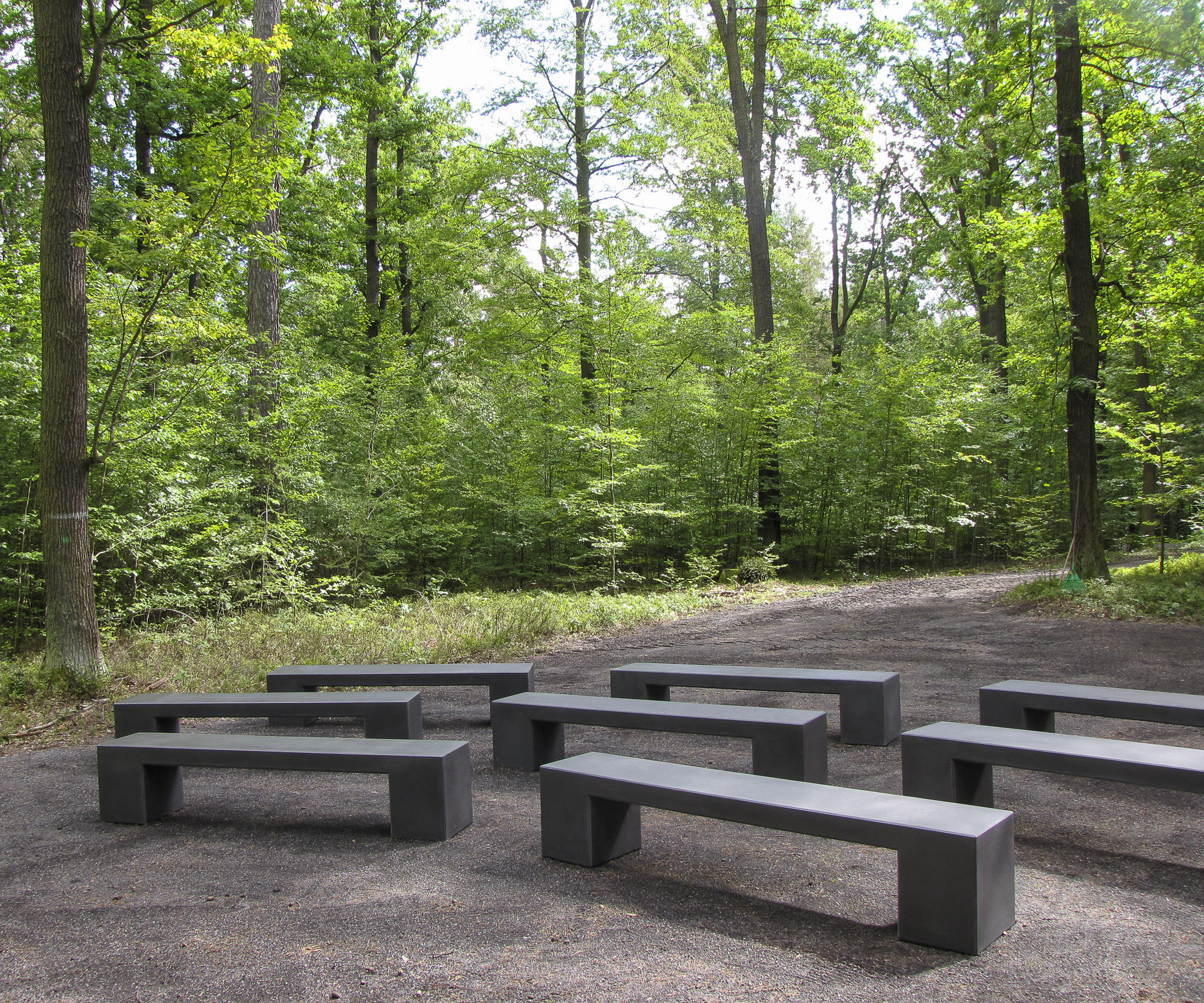 Betonbänke für den Andachtsbereich des neu errichteten Friedwald in Rudolstadt Parkbank aus dunkelgrauen Beton für Bestattungswald
