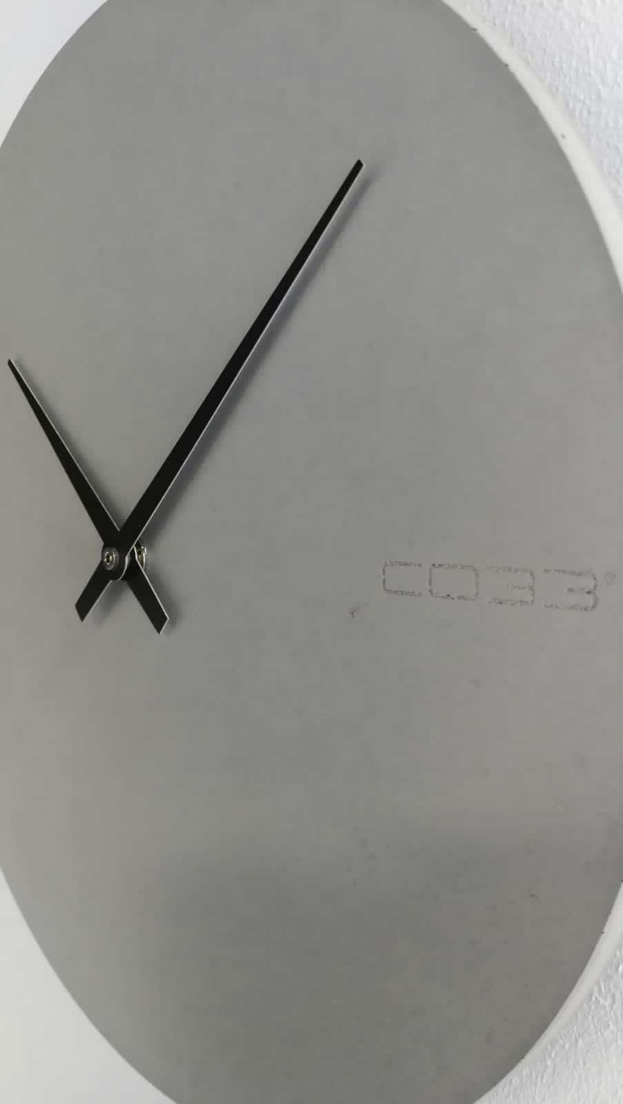 wanduhr-grau-beton-design-logo-detail-matt-hochwertig-nordic-clarus-co33-betonmoebel