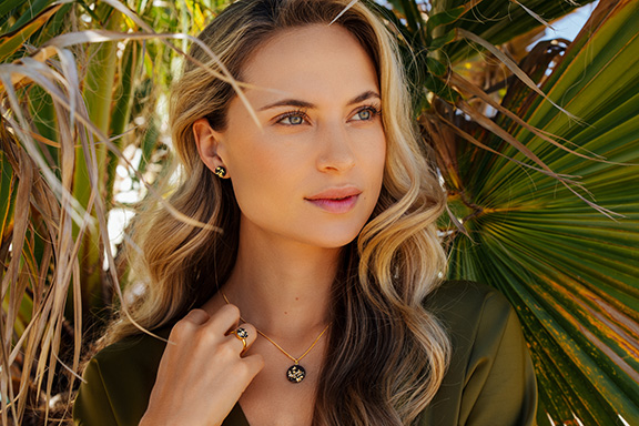 halskette-gold-schwarz-schmuck-echt-blattgold-goldschmied-besonders-geschenk-beton-concrete-jungle Betonschmuckset bestehend aus Ring, Ohrringen und Halskette aus schwarzem Beton und Gold