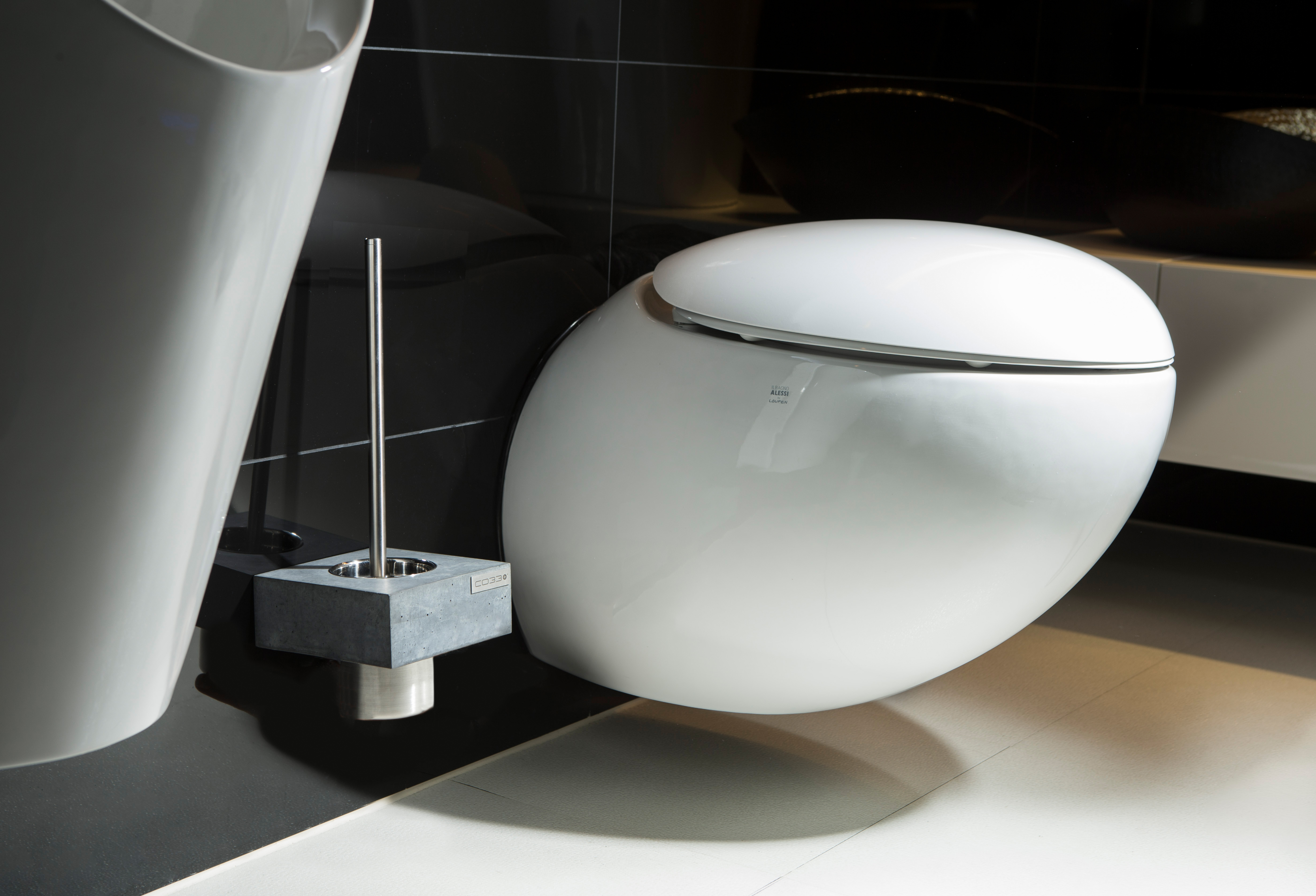 Moderner WC-Bürstenhalter aus echtem Beton mit Edelstahleinsatz im Bauhaus-Design, Wandmontage