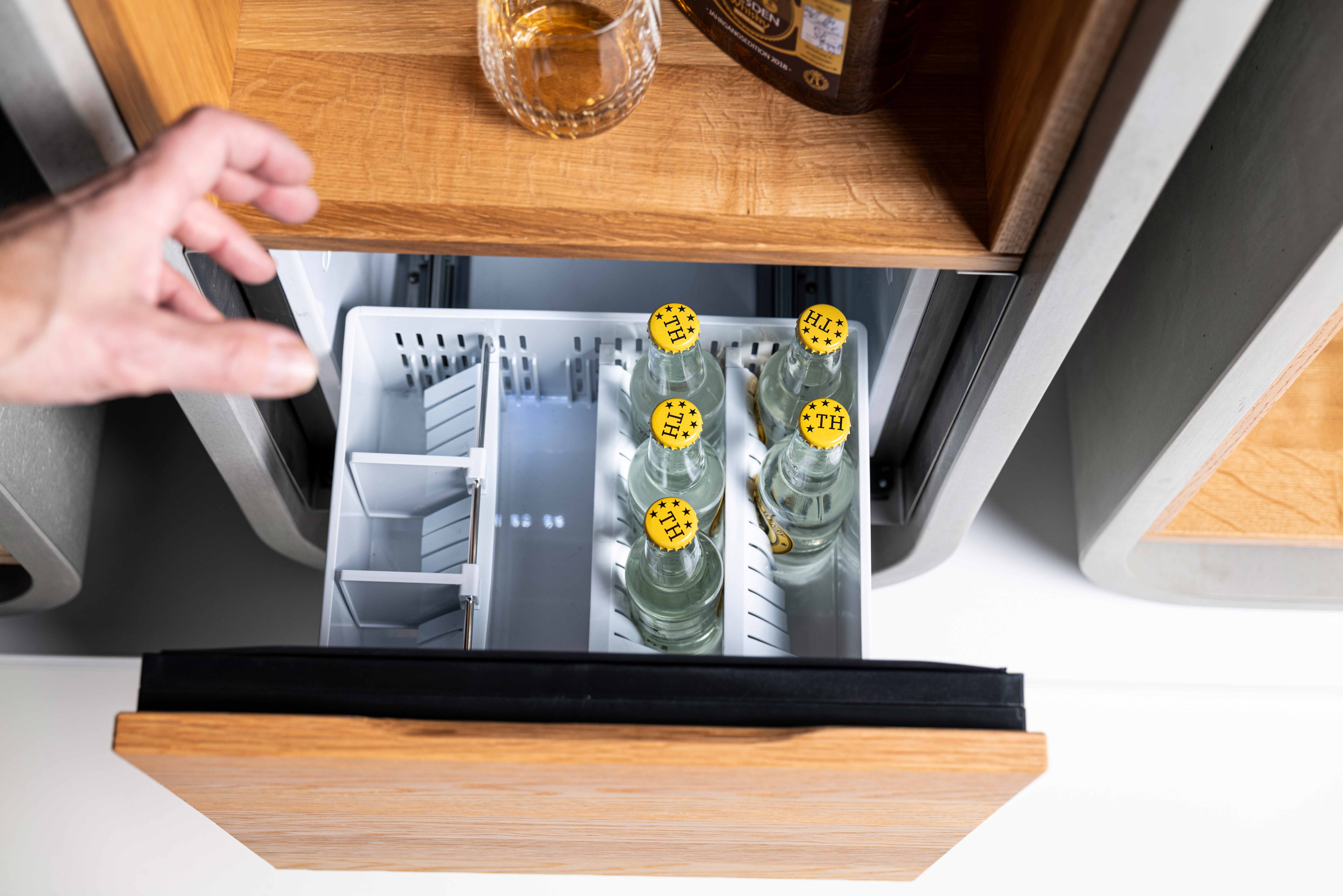 minibar-kuehlschrank-hotel-zimmer-getraenke-cocktails-opus-potare-beton-co33