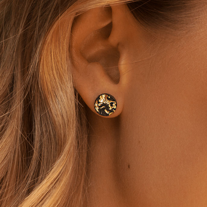 Concrete Jungle bijoux en béton élégants clous d'oreilles en béton noir avec feuille d'or, à la main