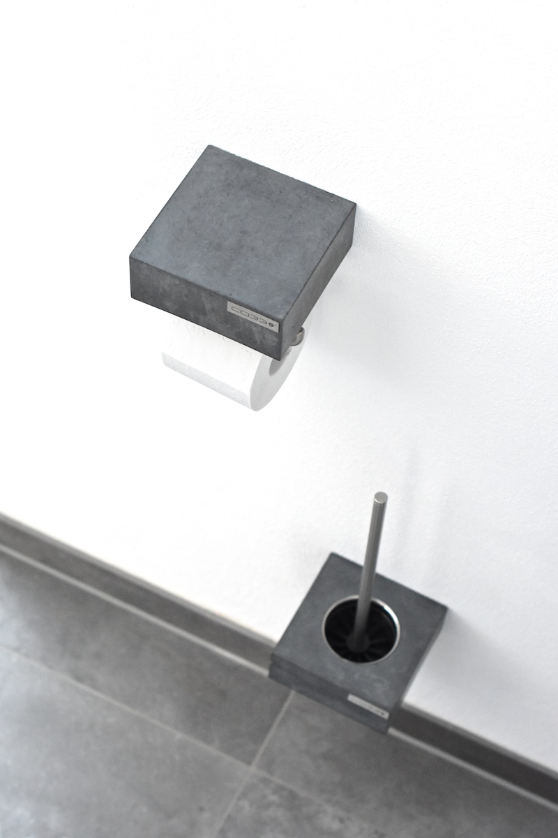 WC-Bürstenhalter aus dunkelgrauem Beton mit Edelstahleinsatz im Set mit Rollenhalter aus Beton
