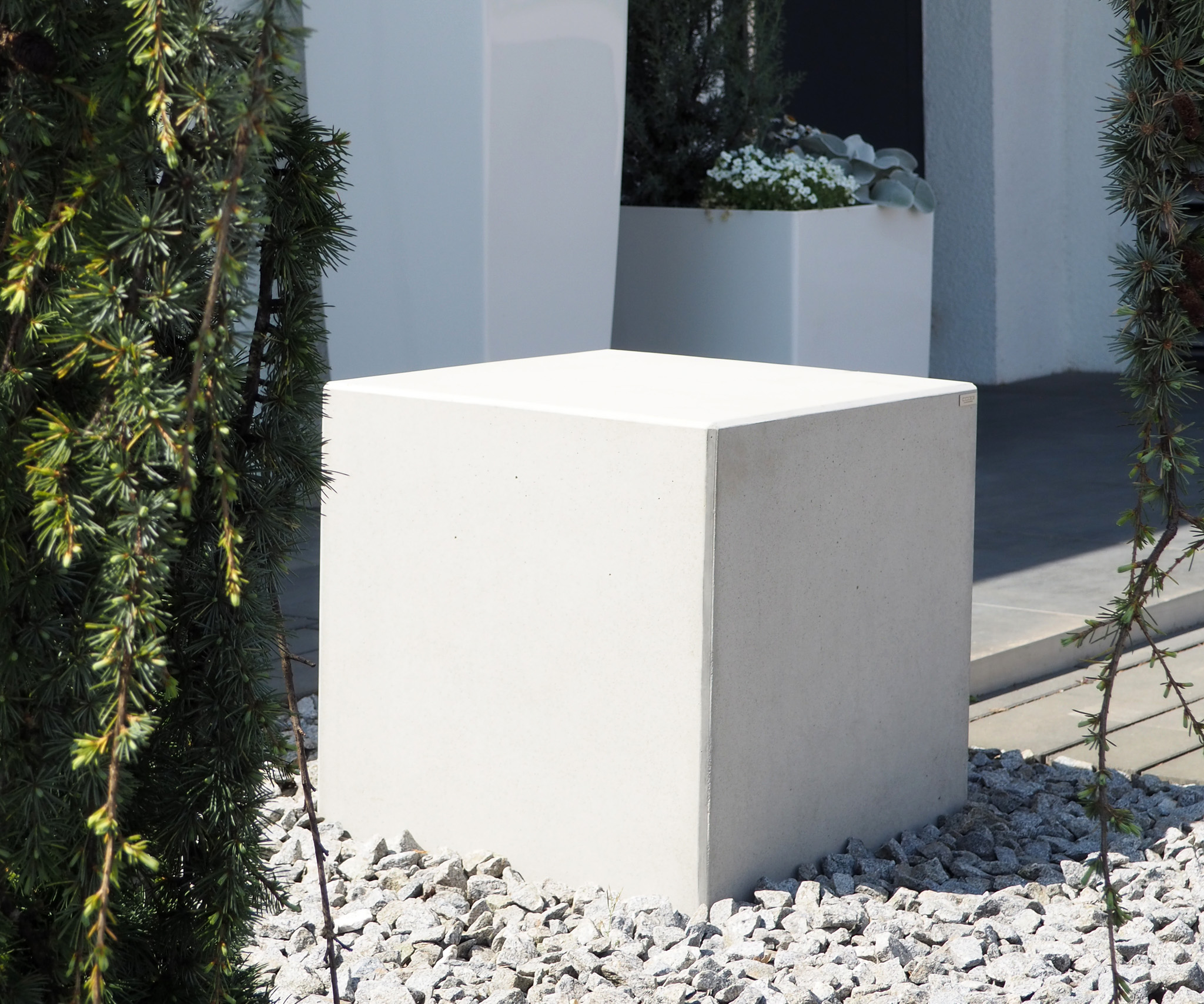 Kubisch & sachlich elegant | Der Sitzwürfel aus Beton von CO33