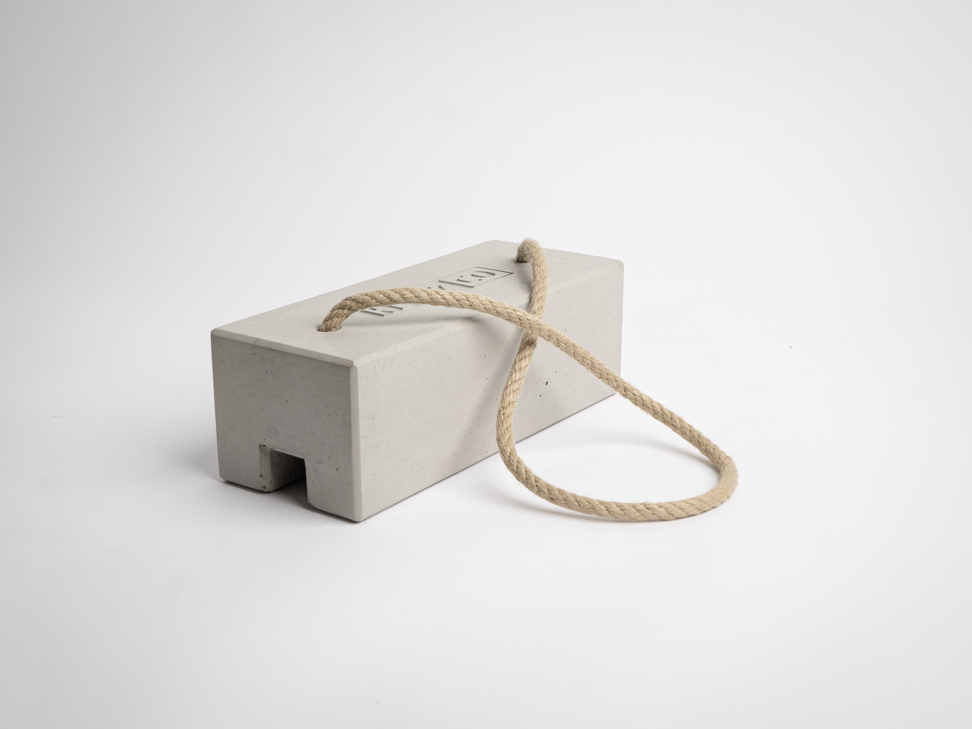 waeschestaenderhalter-schwer-beton-nut-stabil-hanfseil-klotzco-co33-betonmoebel
